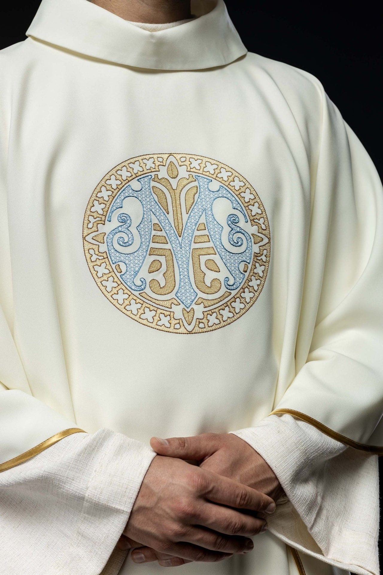 Ornat Maryjny Ecru Haftowany Złotem - Elegancki Strój Liturgiczny - SZATYLITURGICZNE.PL