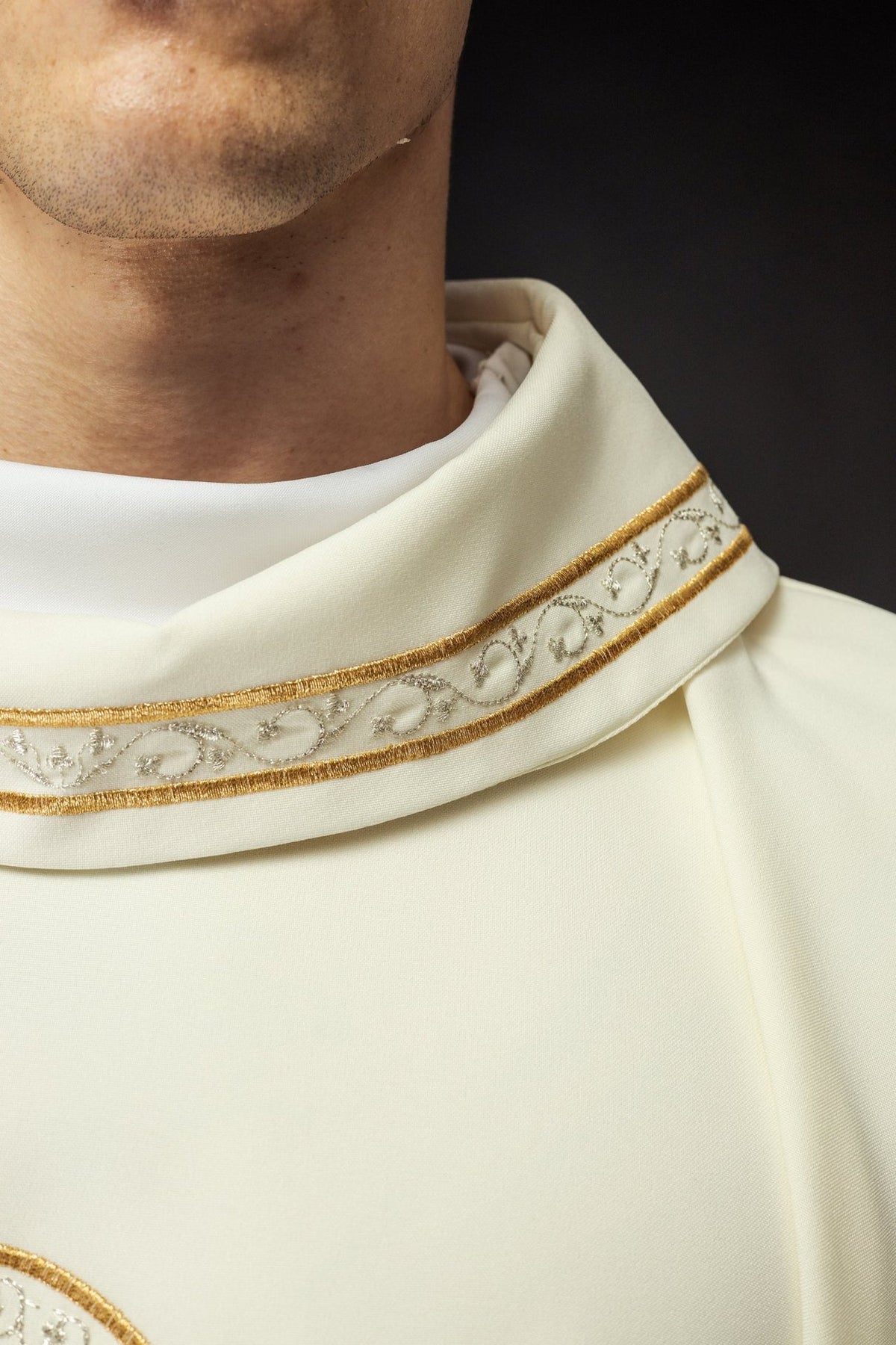 Ornat Maryjny Ecru Haftowany Złotem - Elegancki Strój Liturgiczny - SZATYLITURGICZNE.PL