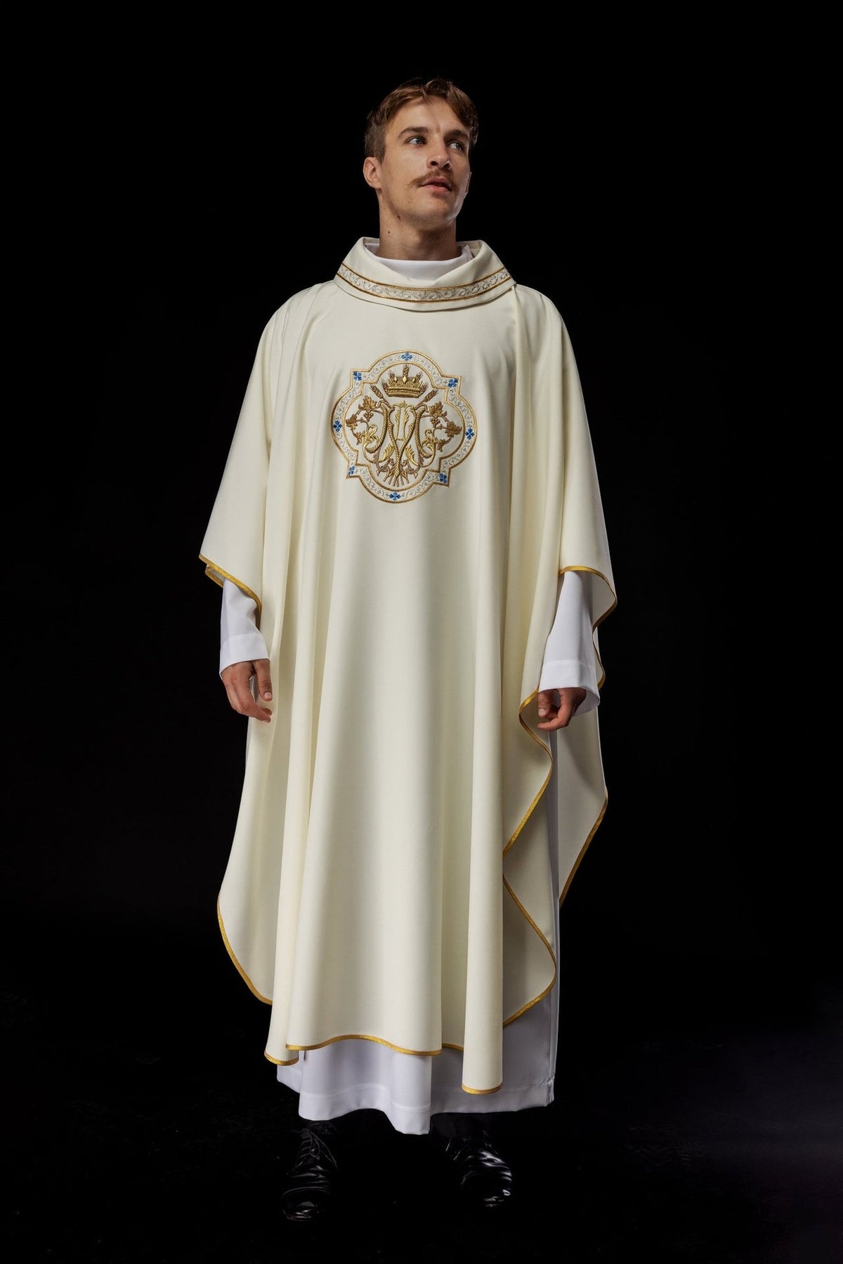 Ornat Maryjny Ecru Haftowany Złotem - Elegancki Strój Liturgiczny - SZATYLITURGICZNE.PL