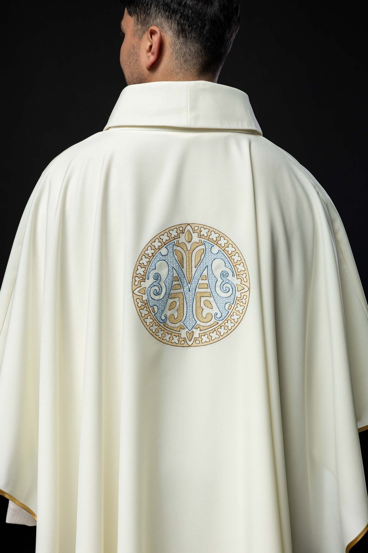 Ornat Maryjny Ecru Haftowany Złotem - Elegancki Strój Liturgiczny - SZATYLITURGICZNE.PL