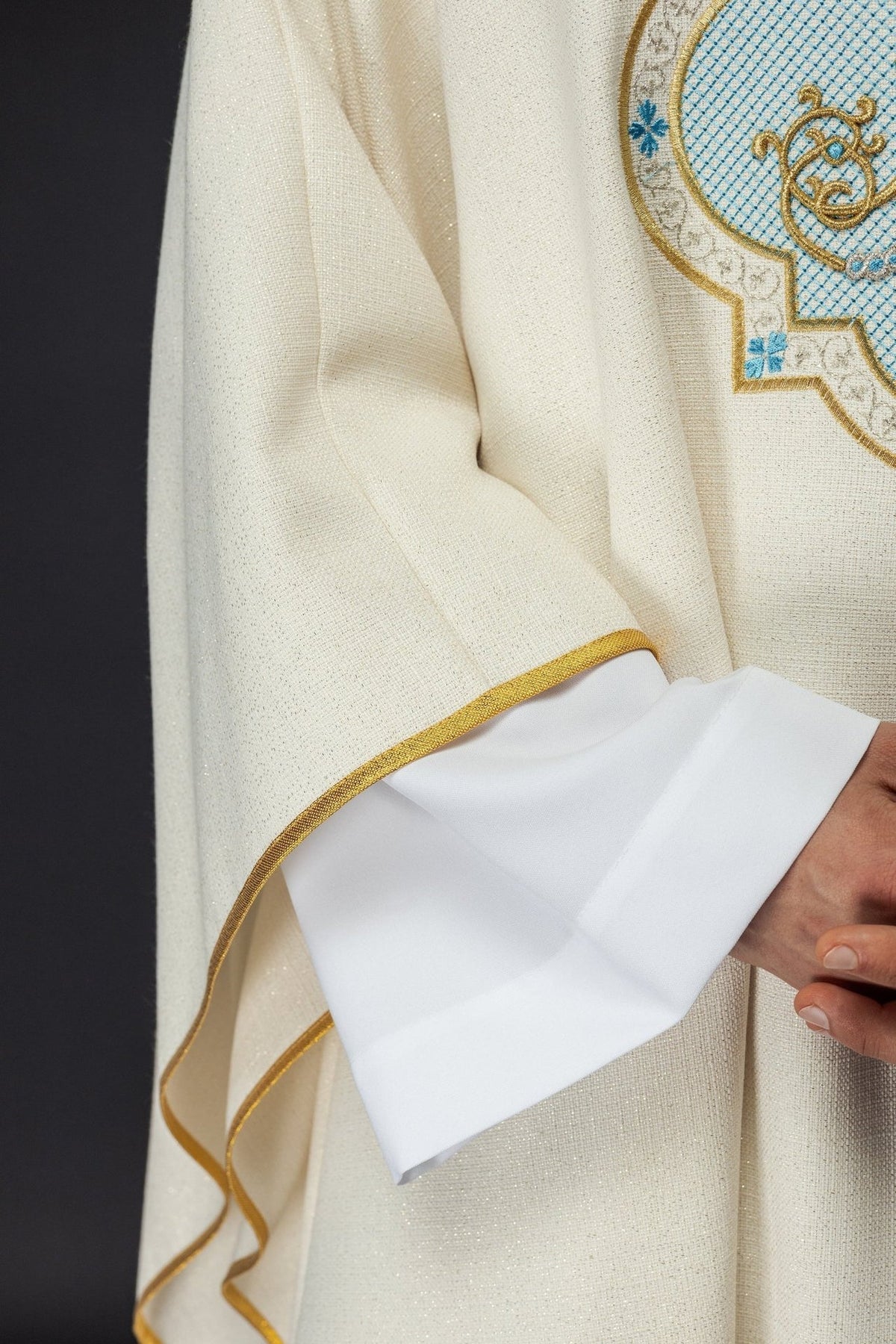 Ornat Maryjny Ecru Haftowany Złotem - Szaty Liturgiczne - SZATYLITURGICZNE.PL