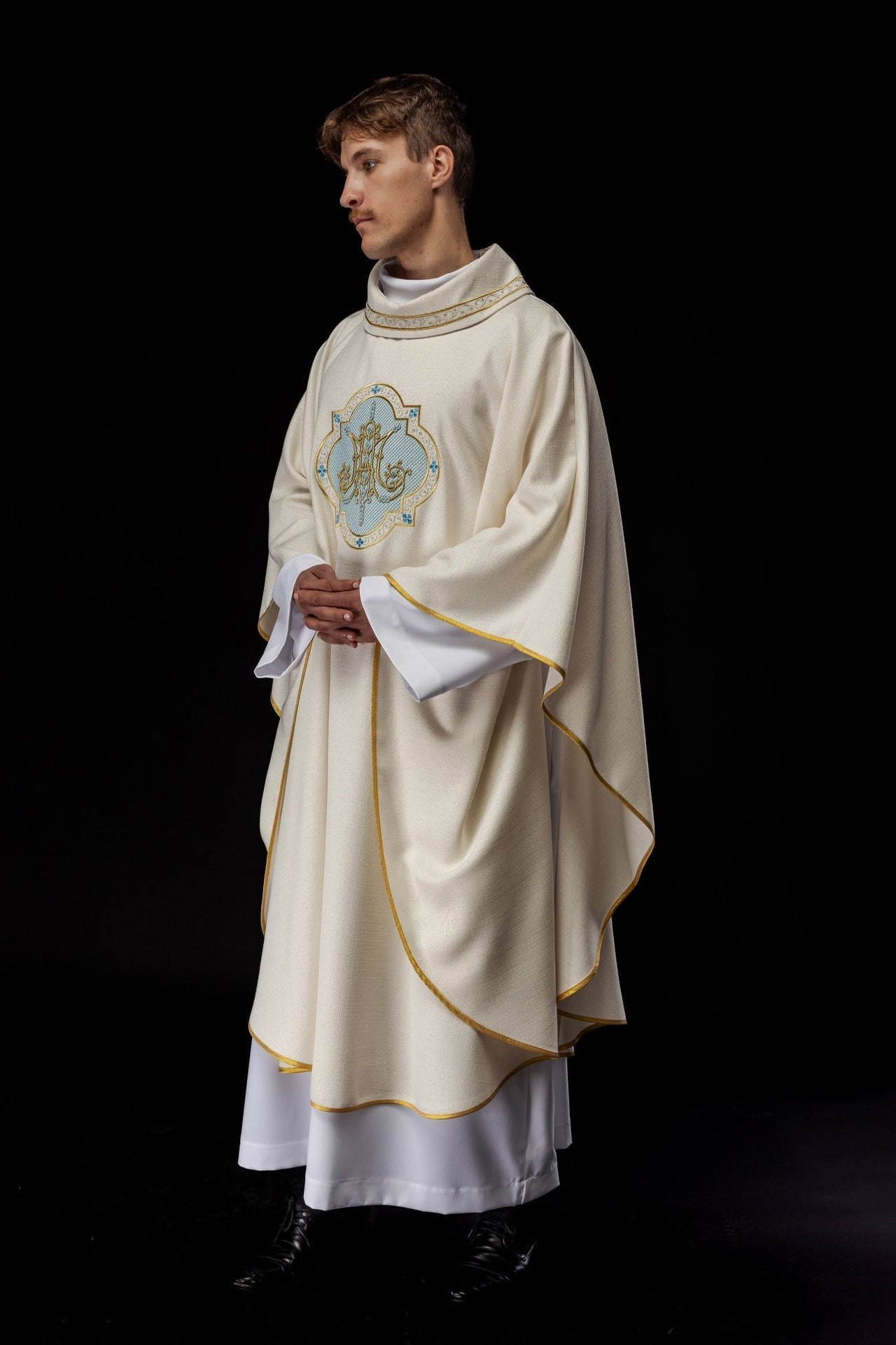 Ornat Maryjny Ecru Haftowany Złotem - Szaty Liturgiczne - SZATYLITURGICZNE.PL