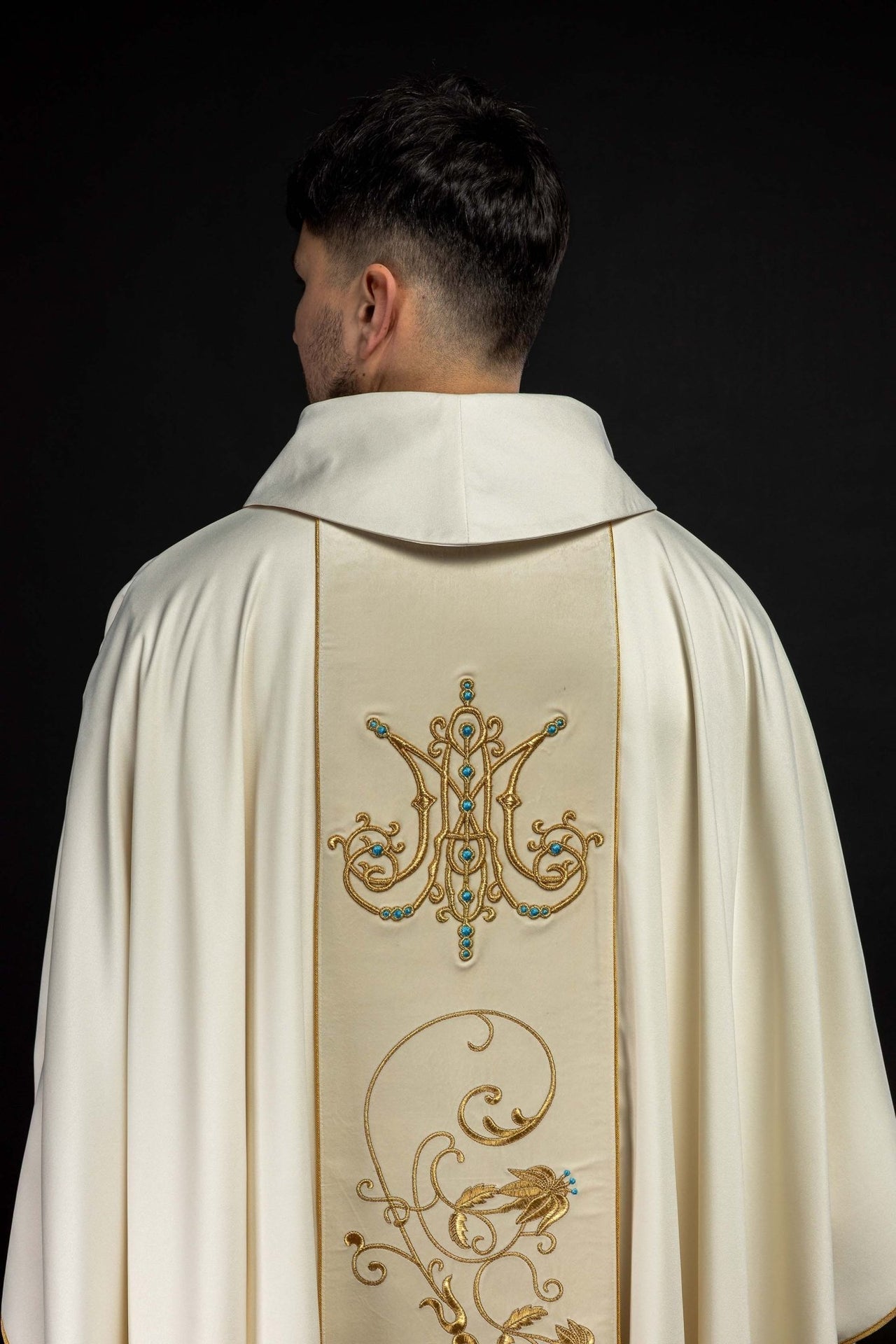 Ornat Maryjny Ecru z Aksamitnym Pasem i Złotym Haftem - SZATYLITURGICZNE.PL