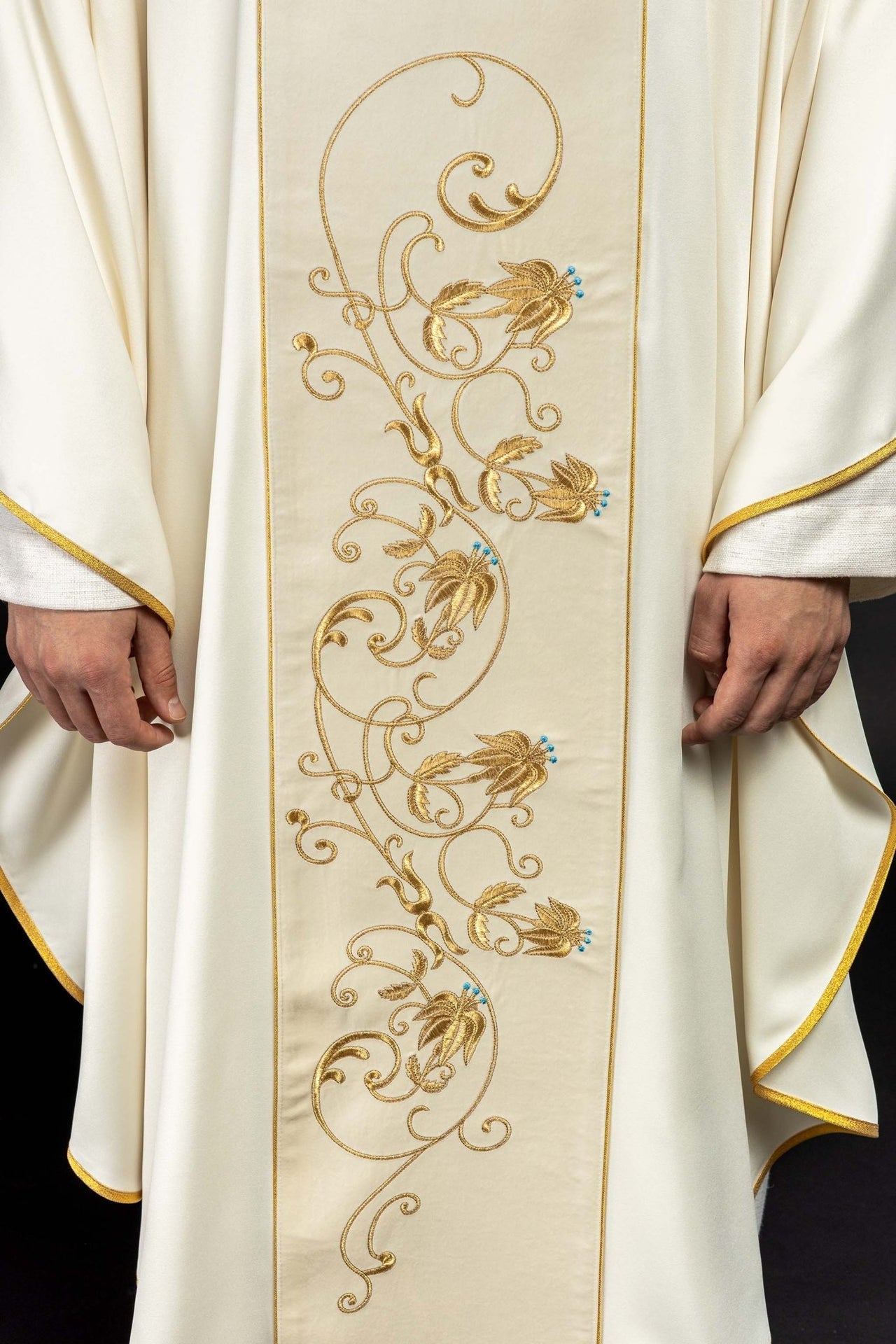 Ornat Maryjny Ecru z Aksamitnym Pasem i Złotym Haftem - SZATYLITURGICZNE.PL