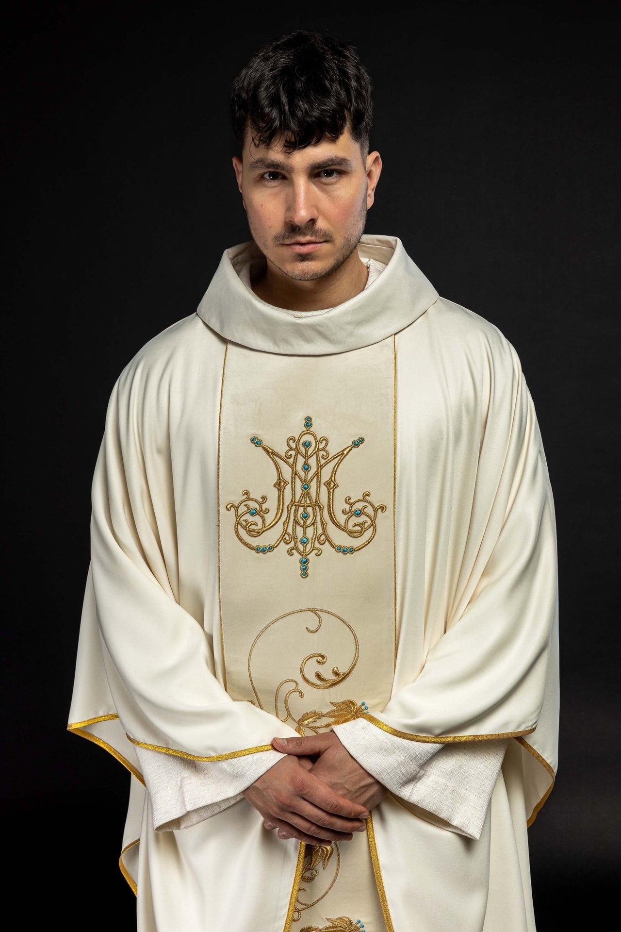 Ornat Maryjny Ecru z Aksamitnym Pasem i Złotym Haftem - SZATYLITURGICZNE.PL