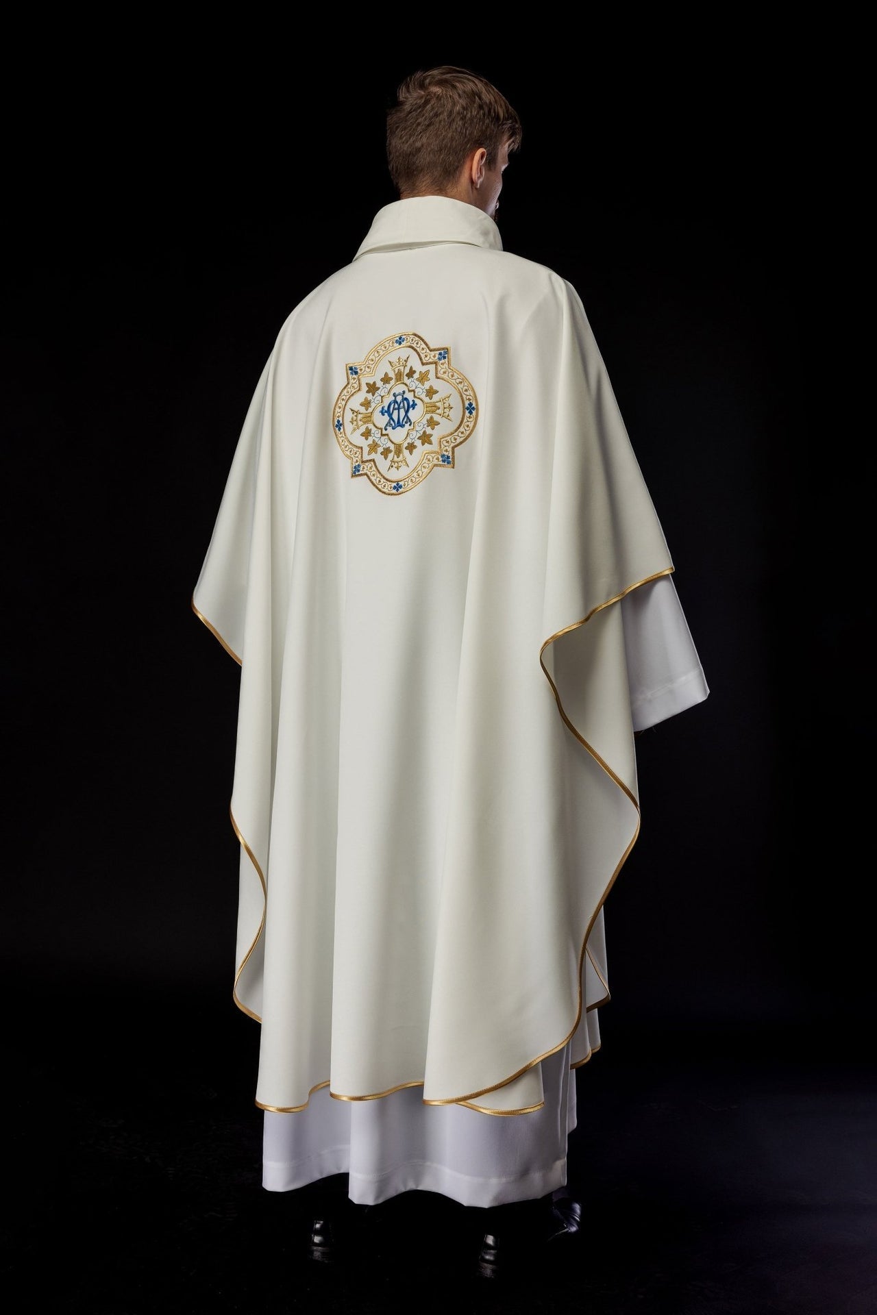 Ornat Maryjny Ecru z Haftem i Złotą Lamówką - Szaty Liturgiczne - SZATYLITURGICZNE.PL