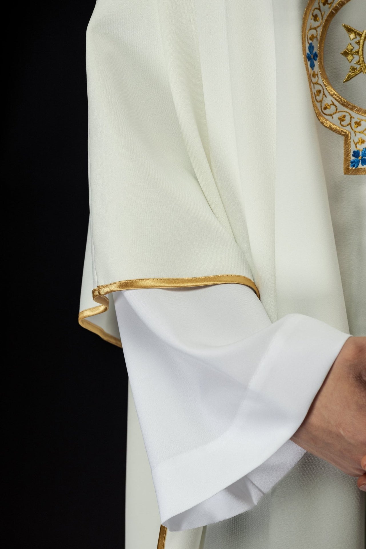Ornat Maryjny Ecru z Haftem i Złotą Lamówką - Szaty Liturgiczne - SZATYLITURGICZNE.PL