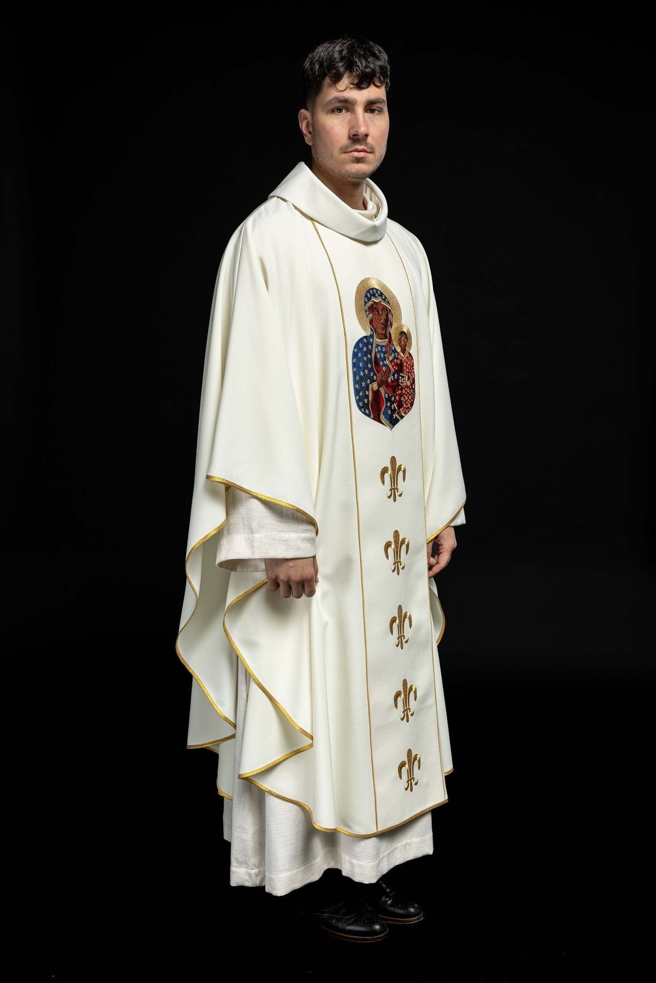 Ornat Maryjny Ecru z Haftem Matki Boskiej Częstochowskiej - SZATYLITURGICZNE.PL