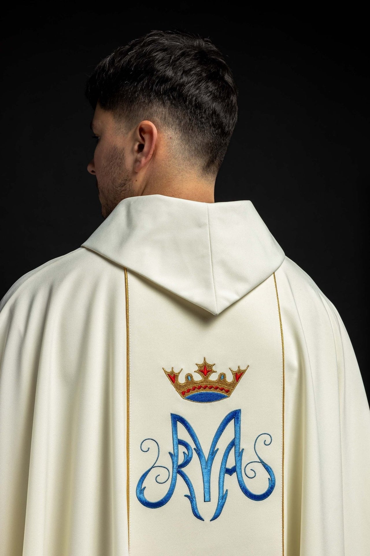 Ornat Maryjny Ecru z Haftem Matki Boskiej Częstochowskiej - SZATYLITURGICZNE.PL