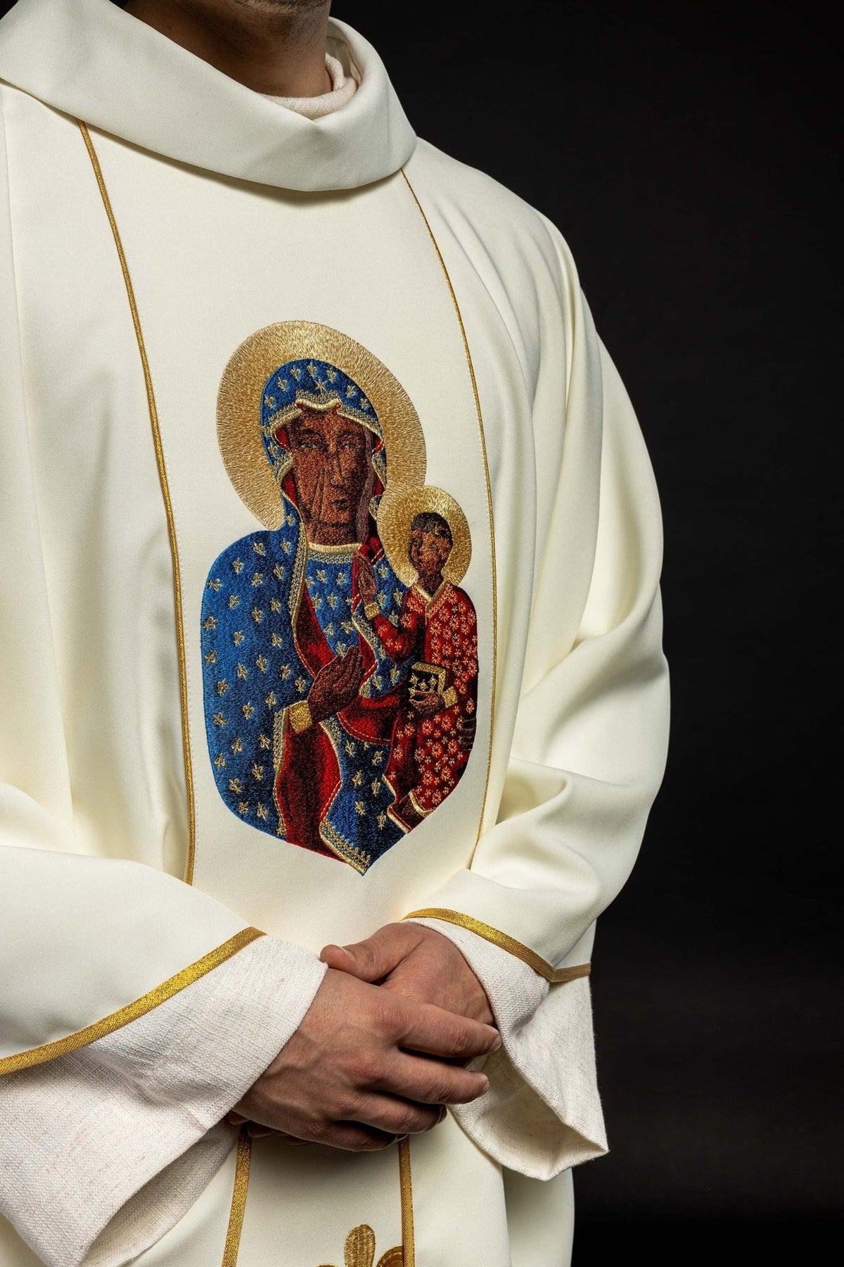 Ornat Maryjny Ecru z Haftem Matki Boskiej Częstochowskiej - SZATYLITURGICZNE.PL