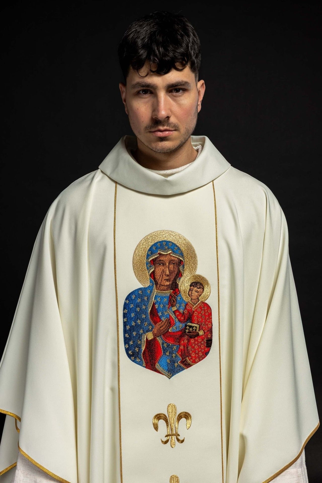 Ornat Maryjny Ecru z Haftem Matki Boskiej Częstochowskiej - SZATYLITURGICZNE.PL
