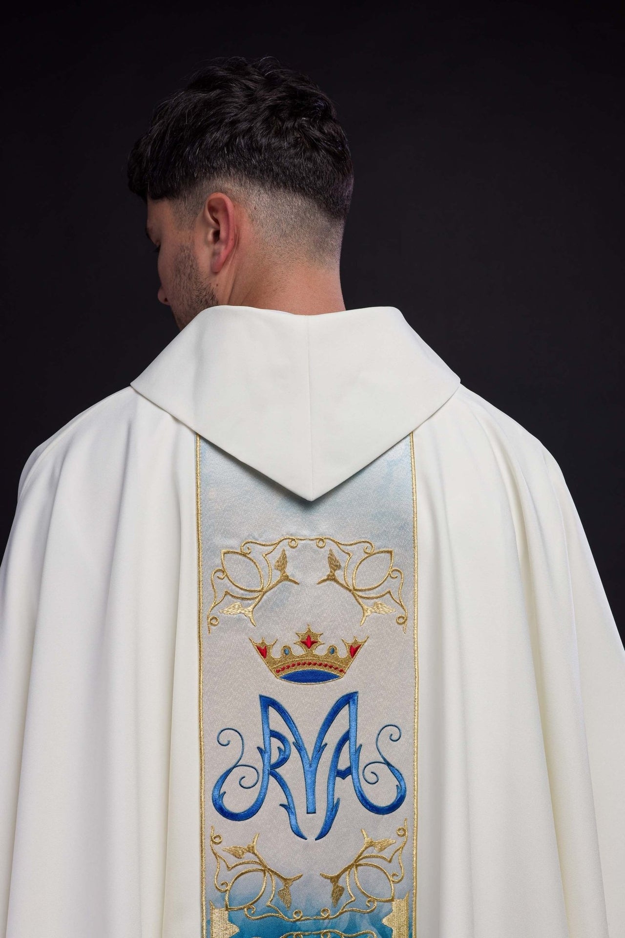 Ornat Maryjny Ecru z Haftowanym Pasem Sublimowanym - Szaty Liturgiczne - SZATYLITURGICZNE.PL