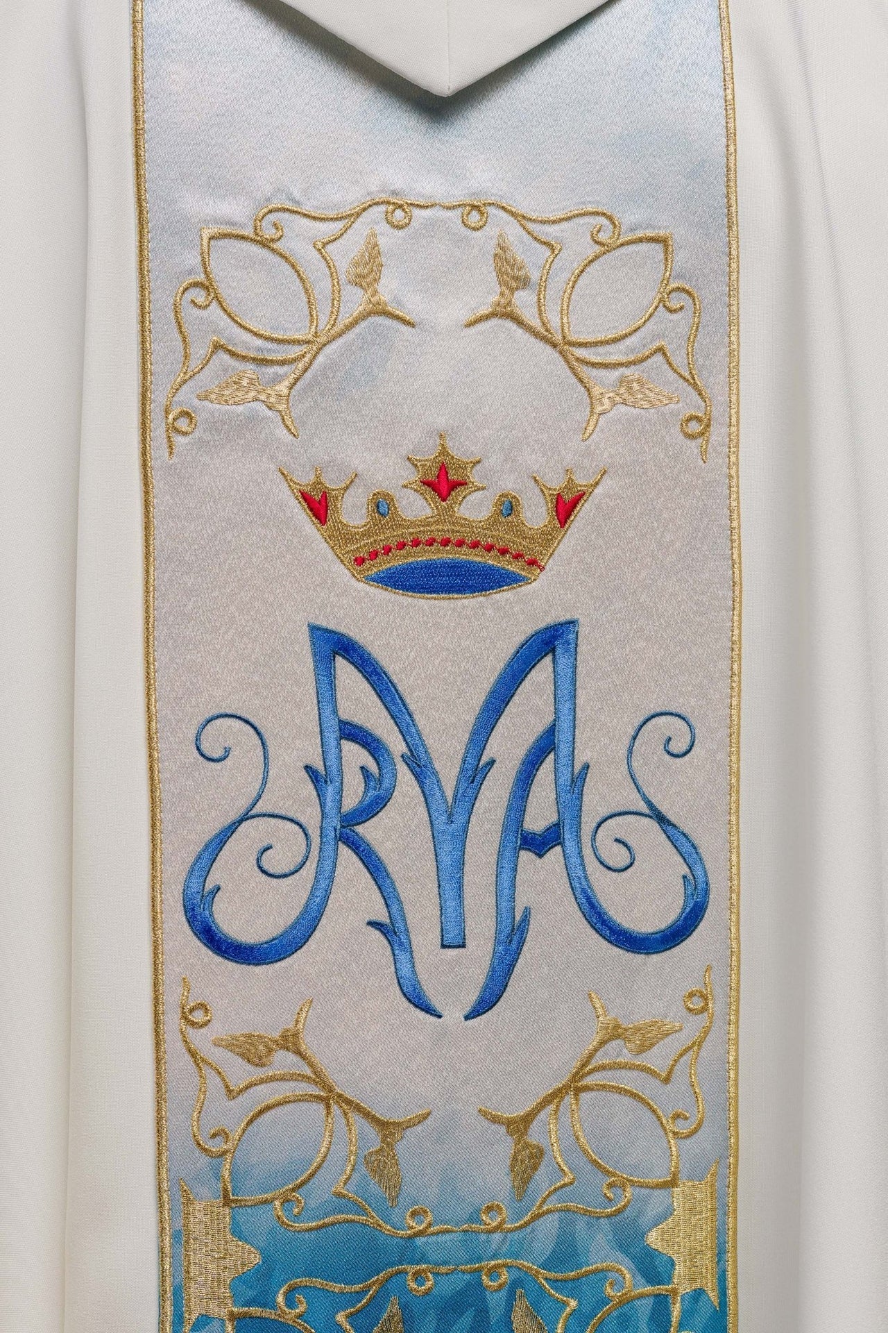 Ornat Maryjny Ecru z Haftowanym Pasem Sublimowanym - Szaty Liturgiczne - SZATYLITURGICZNE.PL