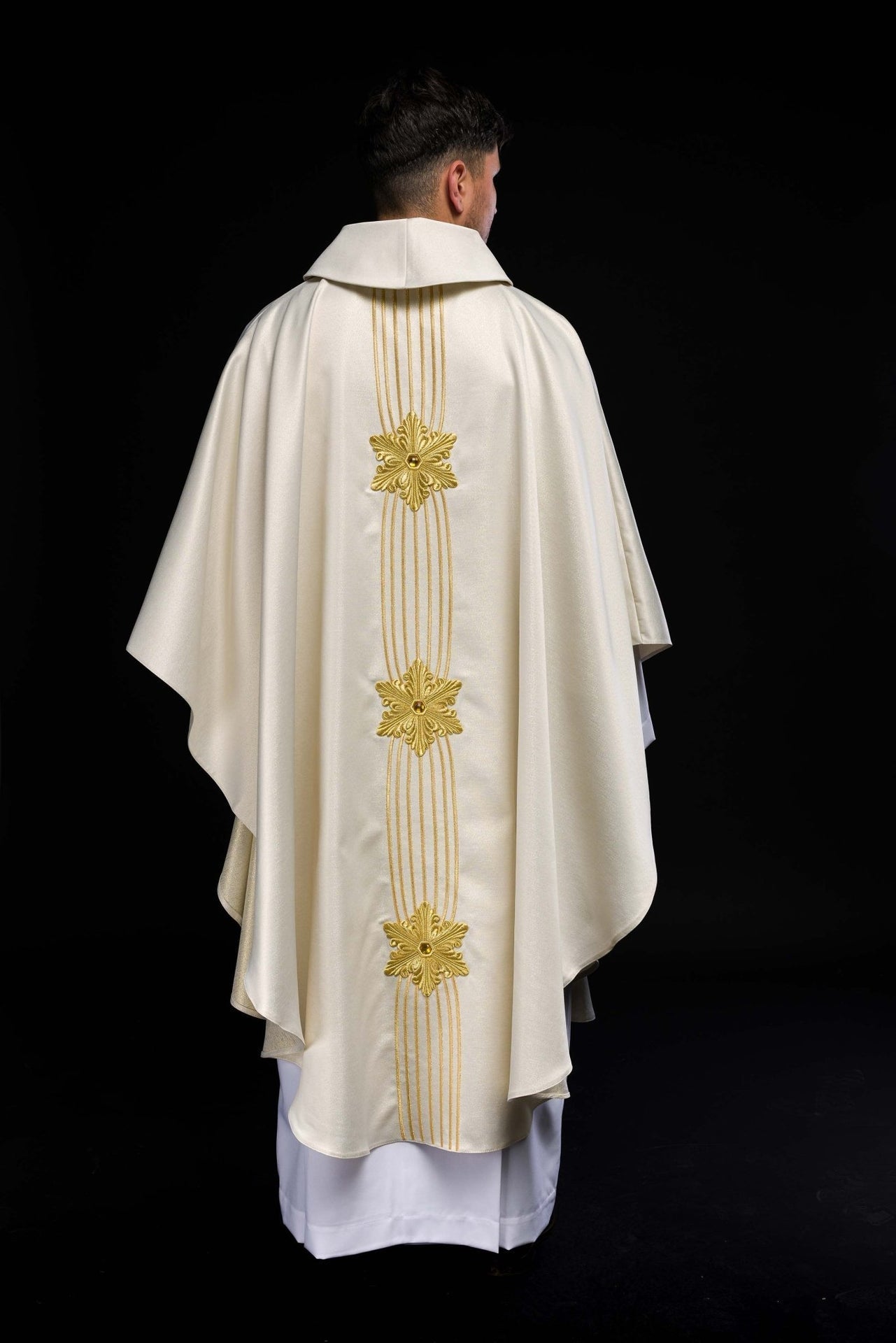 Ornat Maryjny Ecru z Kamieniami i Złotym Haftem - LE/7025 - SZATYLITURGICZNE.PL