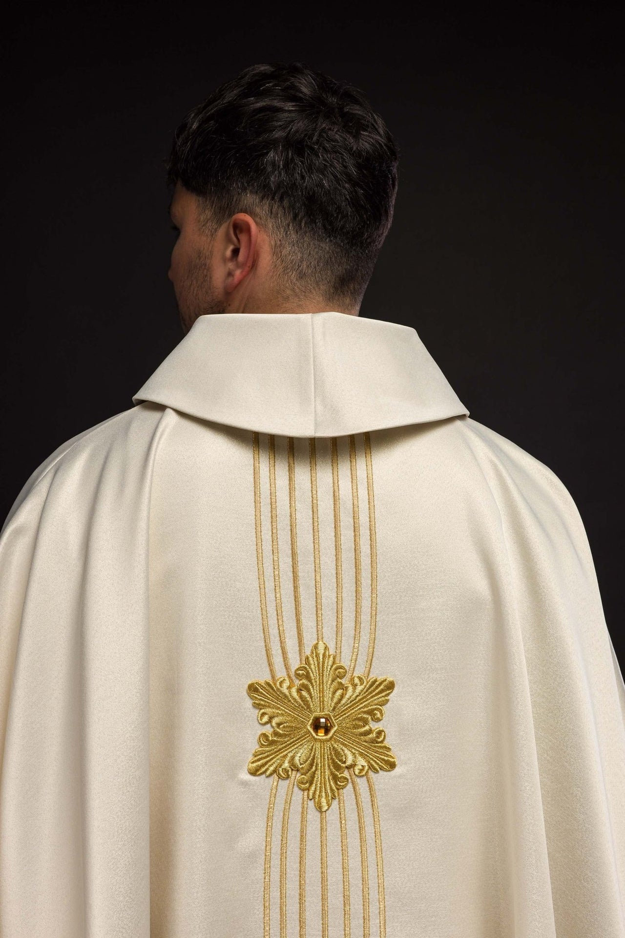 Ornat Maryjny Ecru z Kamieniami i Złotym Haftem - LE/7025 - SZATYLITURGICZNE.PL