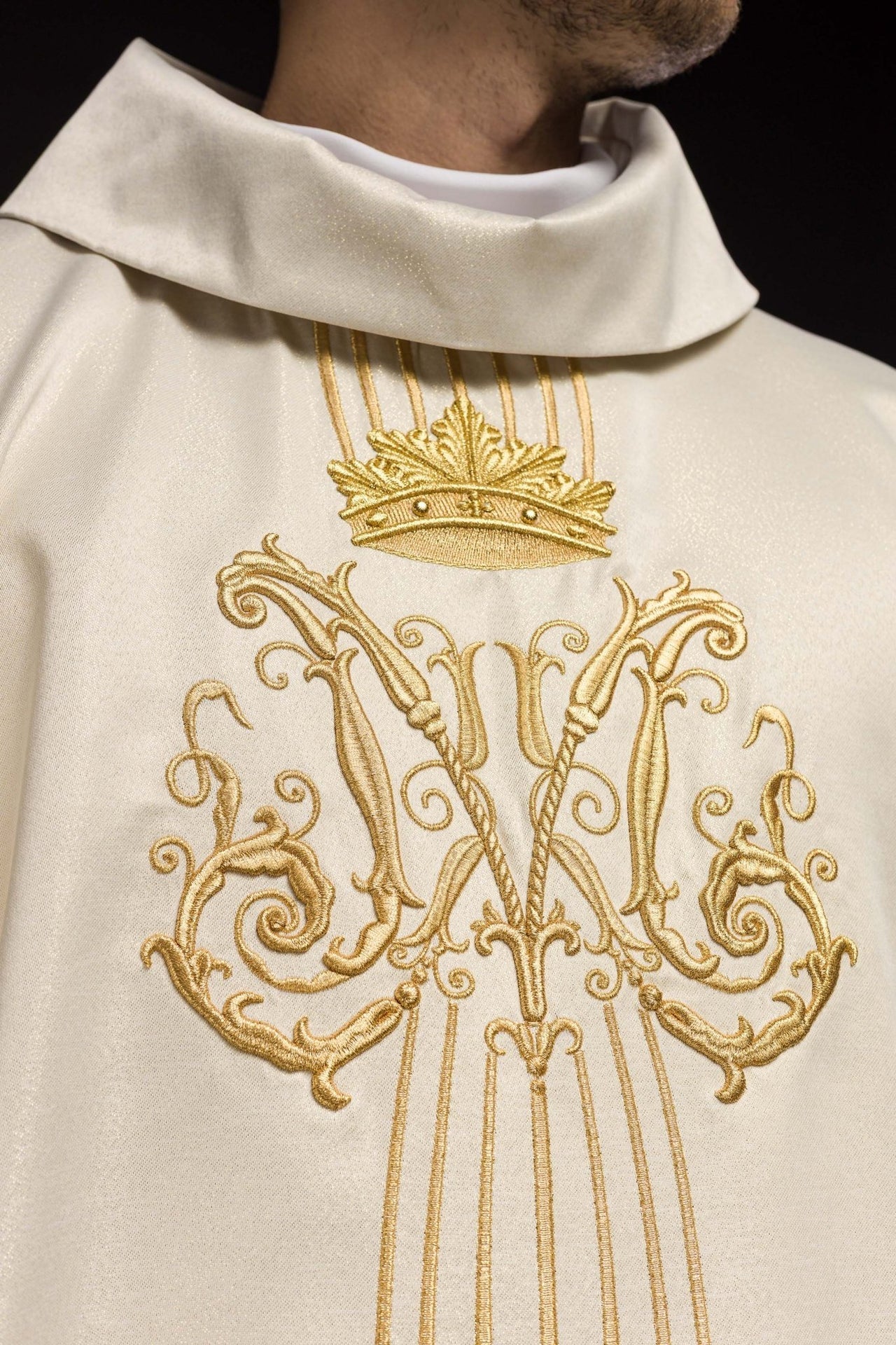 Ornat Maryjny Ecru z Kamieniami i Złotym Haftem - LE/7025 - SZATYLITURGICZNE.PL