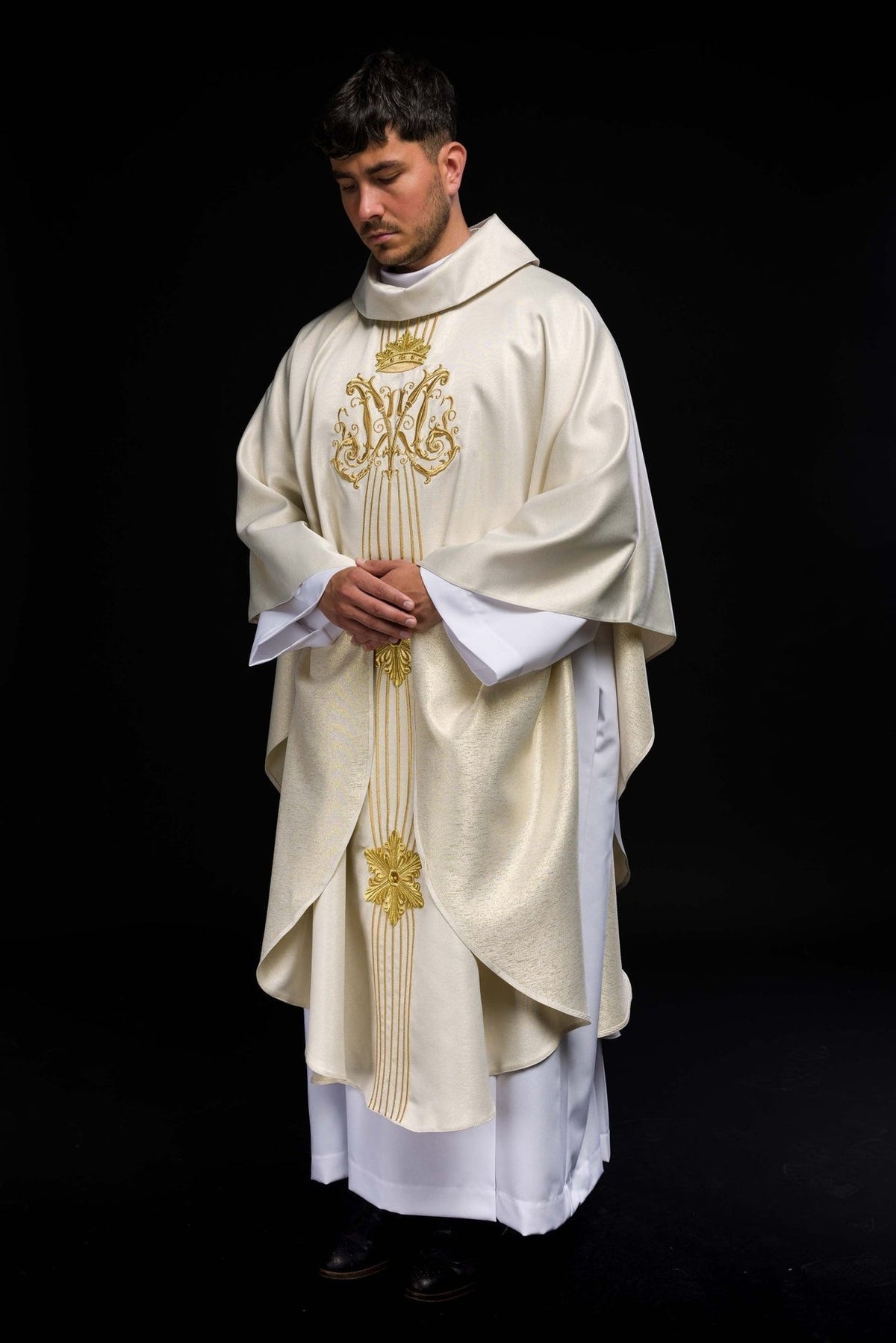 Ornat Maryjny Ecru z Kamieniami i Złotym Haftem - LE/7025 - SZATYLITURGICZNE.PL