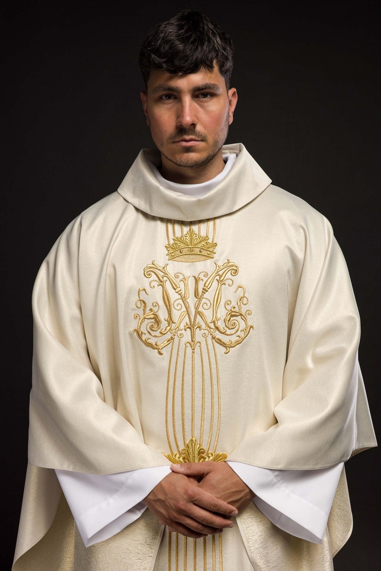 Ornat Maryjny Ecru z Kamieniami i Złotym Haftem - LE/7025 - SZATYLITURGICZNE.PL