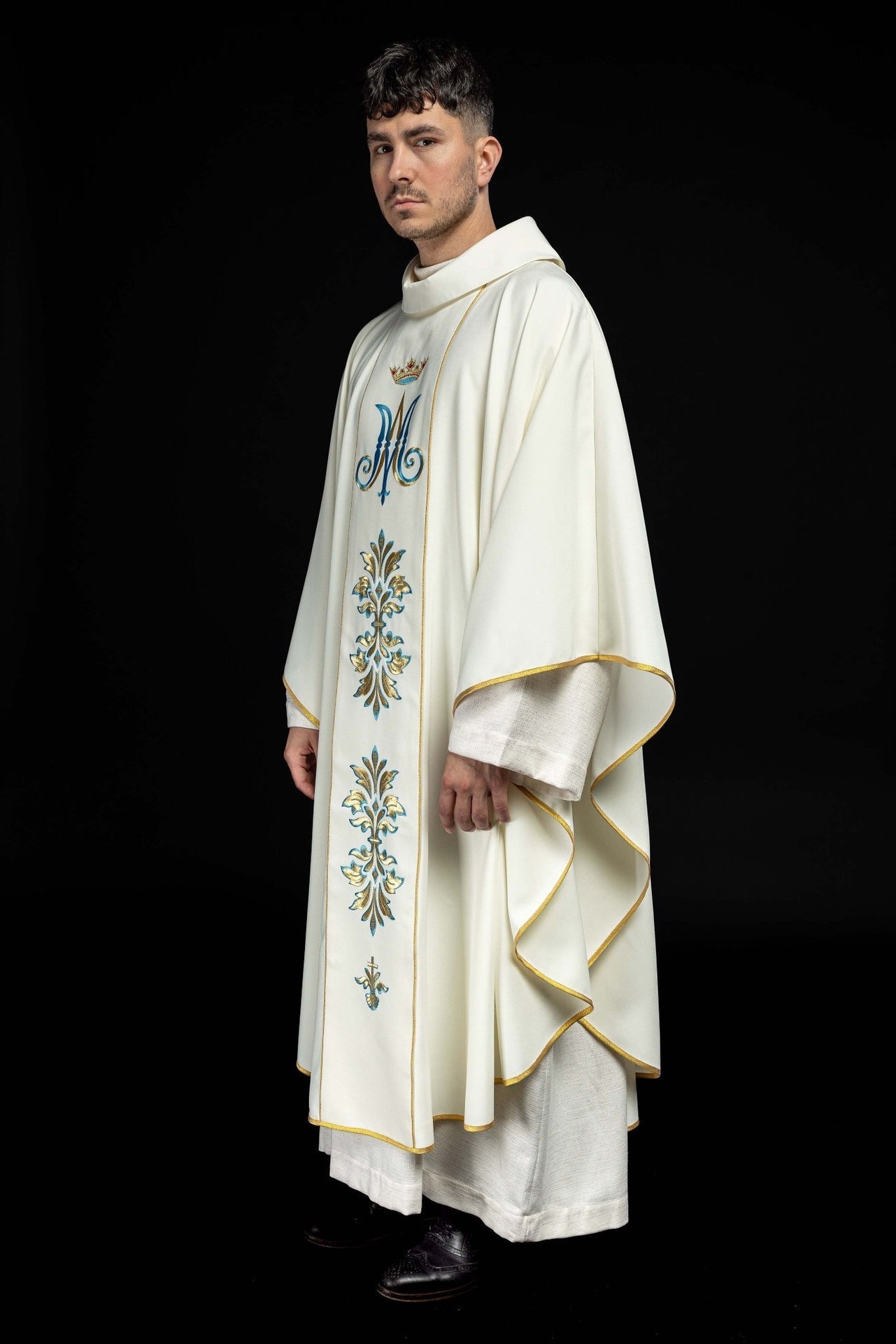 Ornat Maryjny Ecru ze Złotym Haftem i Stułą - Szaty Liturgiczne - SZATYLITURGICZNE.PL