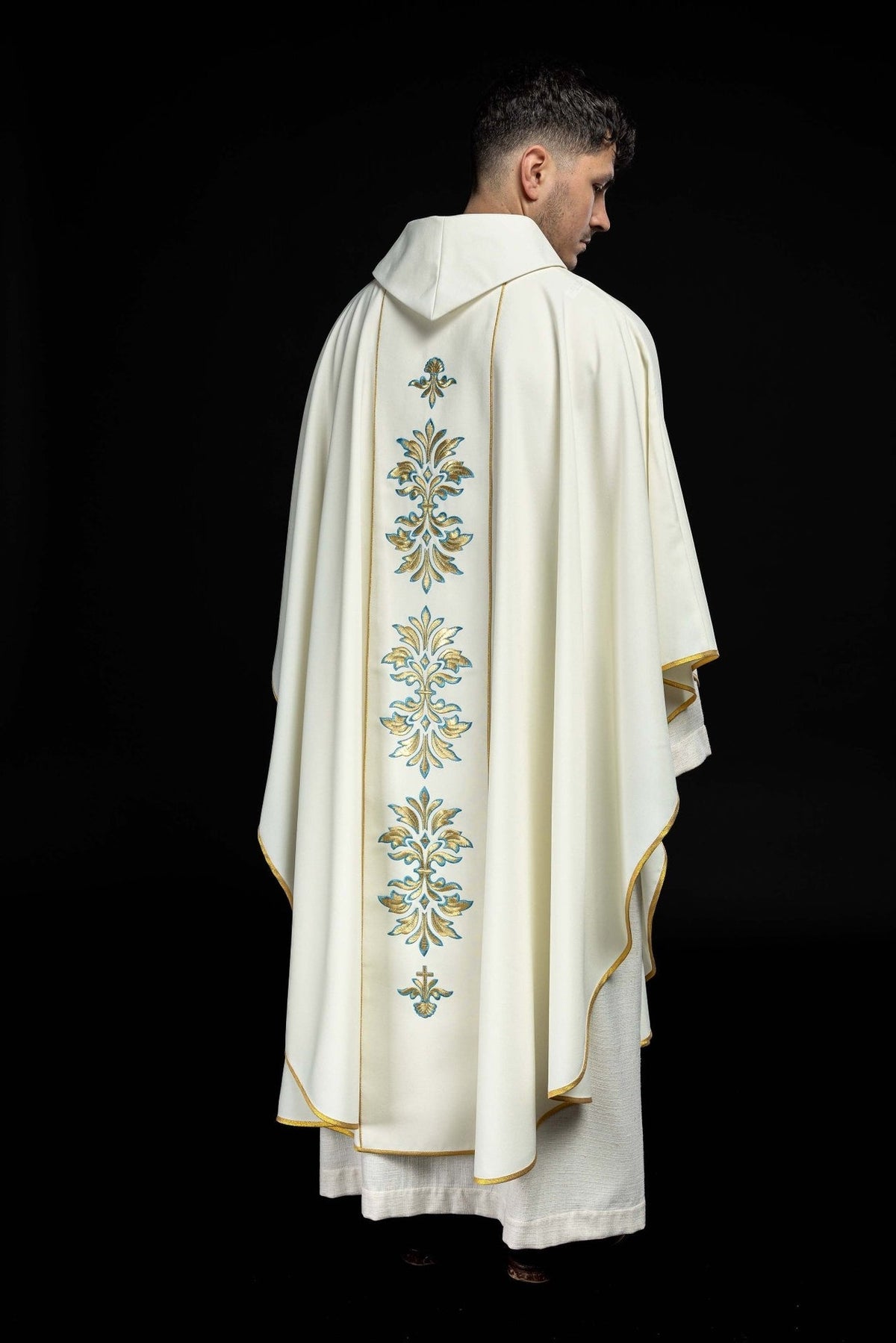 Ornat Maryjny Ecru ze Złotym Haftem i Stułą - Szaty Liturgiczne - SZATYLITURGICZNE.PL