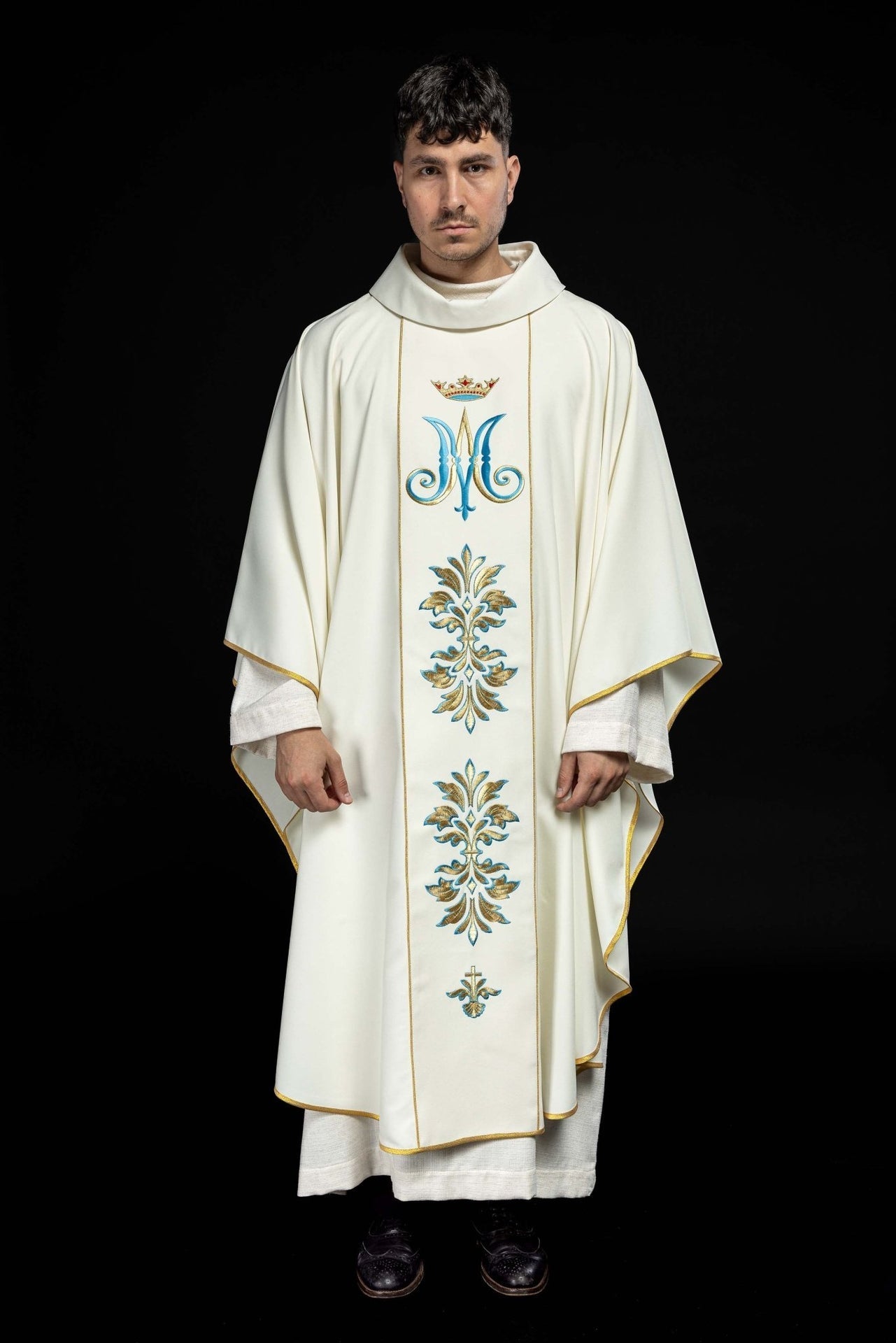 Ornat Maryjny Ecru ze Złotym Haftem i Stułą - Szaty Liturgiczne - SZATYLITURGICZNE.PL