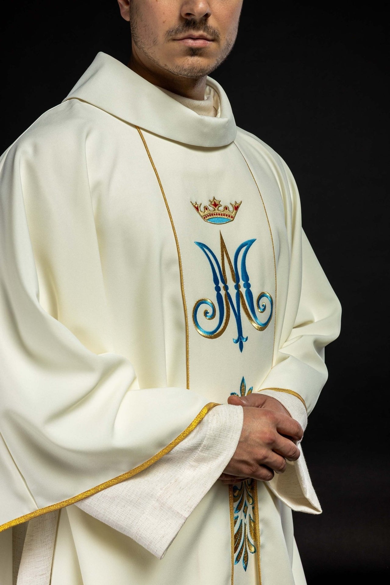 Ornat Maryjny Ecru ze Złotym Haftem i Stułą - Szaty Liturgiczne - SZATYLITURGICZNE.PL