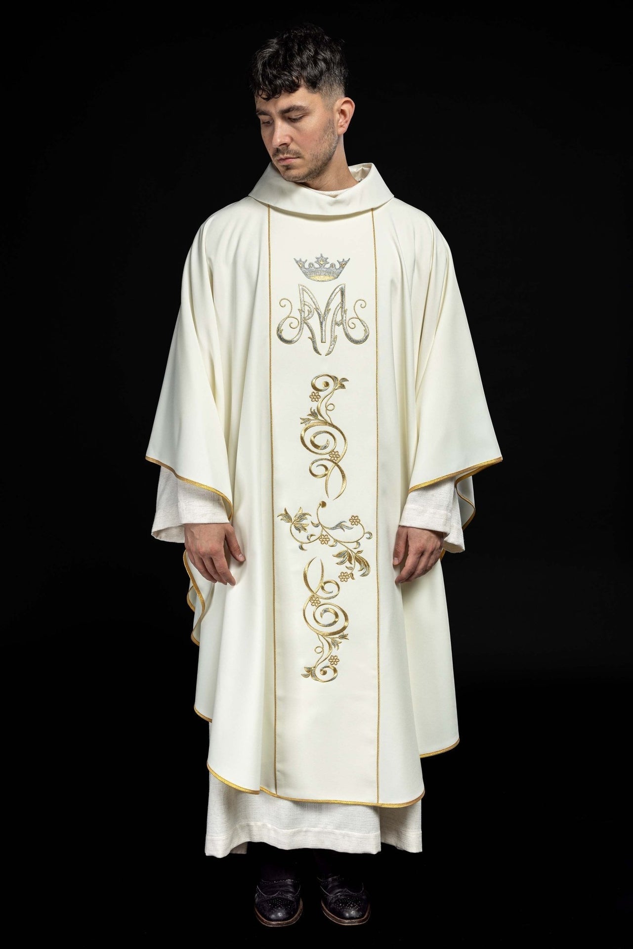 Ornat Maryjny Ecru ze Złotym Haftem - Szaty Liturgiczne - SZATYLITURGICZNE.PL