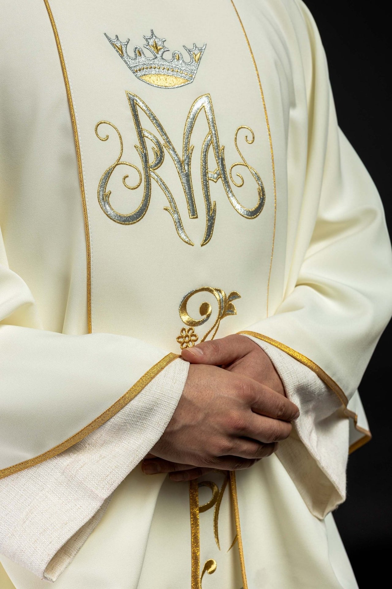 Ornat Maryjny Ecru ze Złotym Haftem - Szaty Liturgiczne - SZATYLITURGICZNE.PL