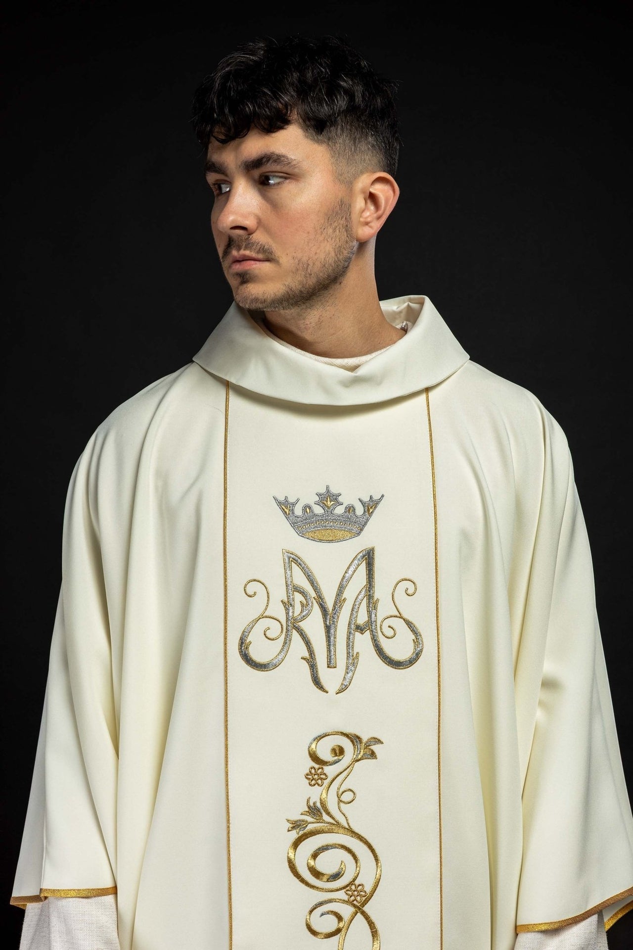 Ornat Maryjny Ecru ze Złotym Haftem - Szaty Liturgiczne - SZATYLITURGICZNE.PL