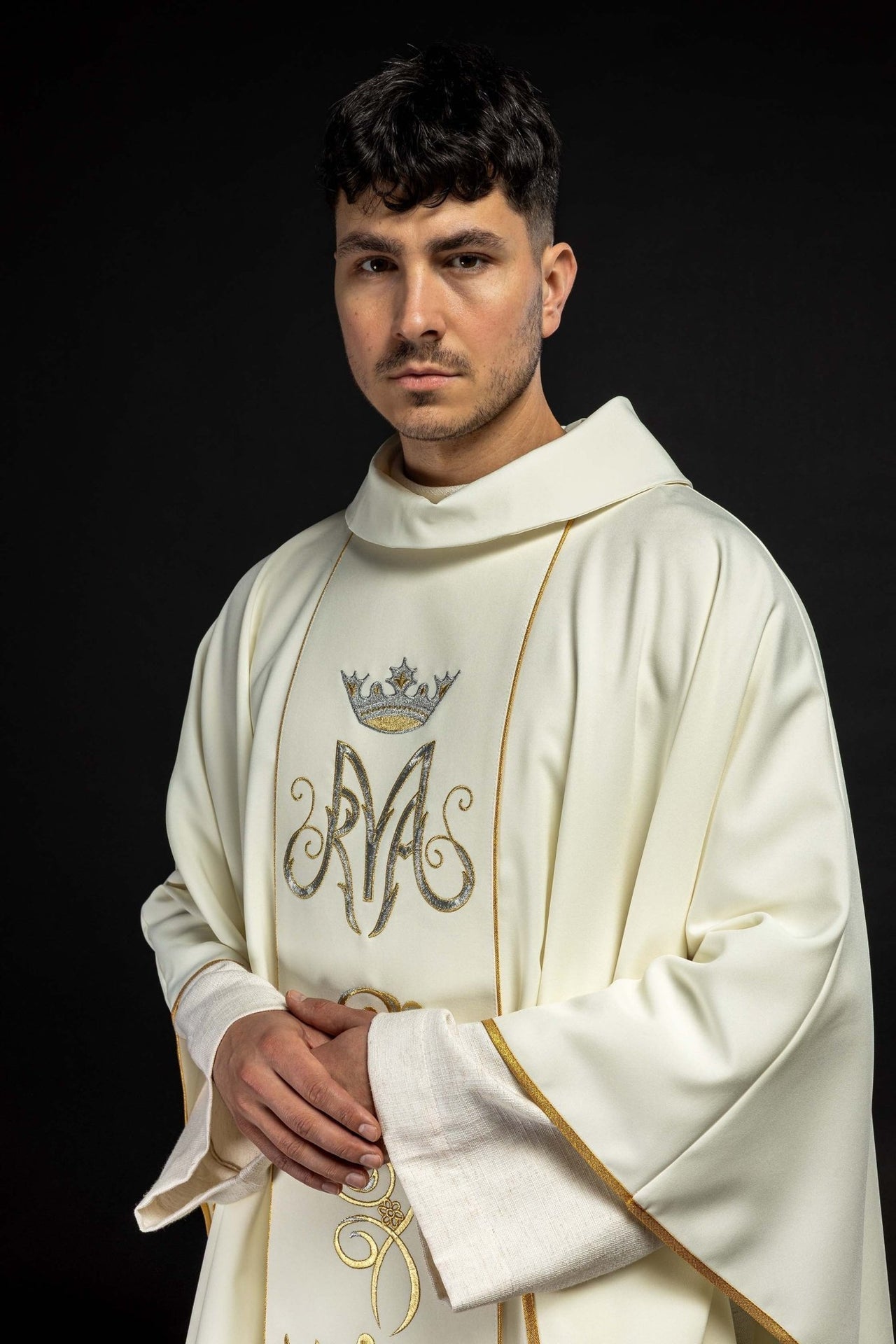 Ornat Maryjny Ecru ze Złotym Haftem - Szaty Liturgiczne - SZATYLITURGICZNE.PL
