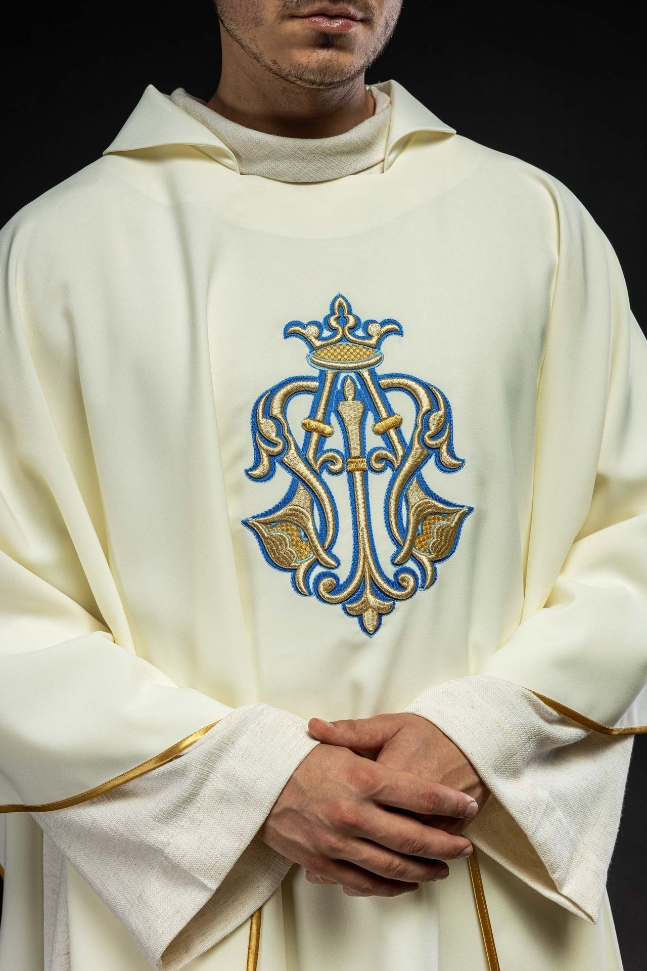 Ornat Maryjny Haftowany Złotą Nicią - Szeroki Kołnierz Ecru - SZATYLITURGICZNE.PL
