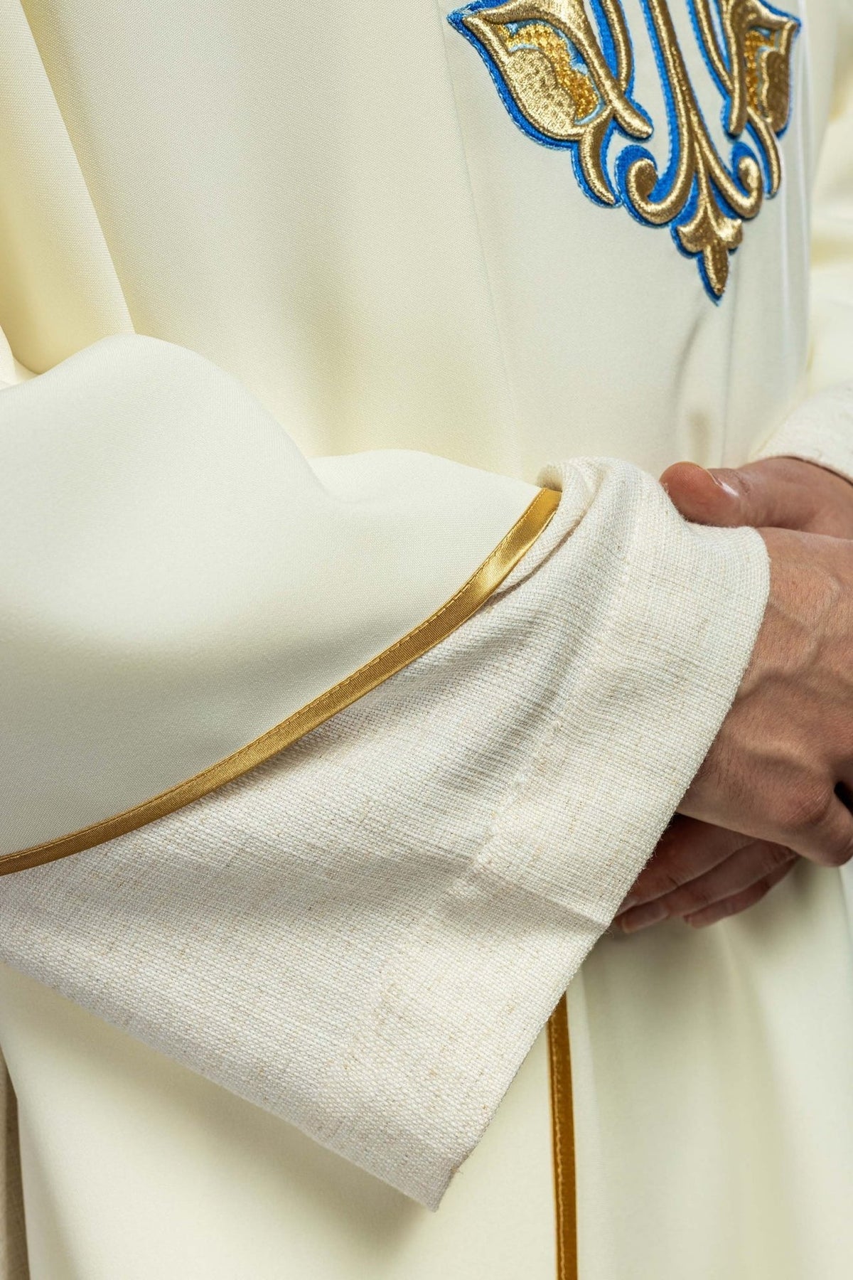 Ornat Maryjny Haftowany Złotą Nicią - Szeroki Kołnierz Ecru - SZATYLITURGICZNE.PL