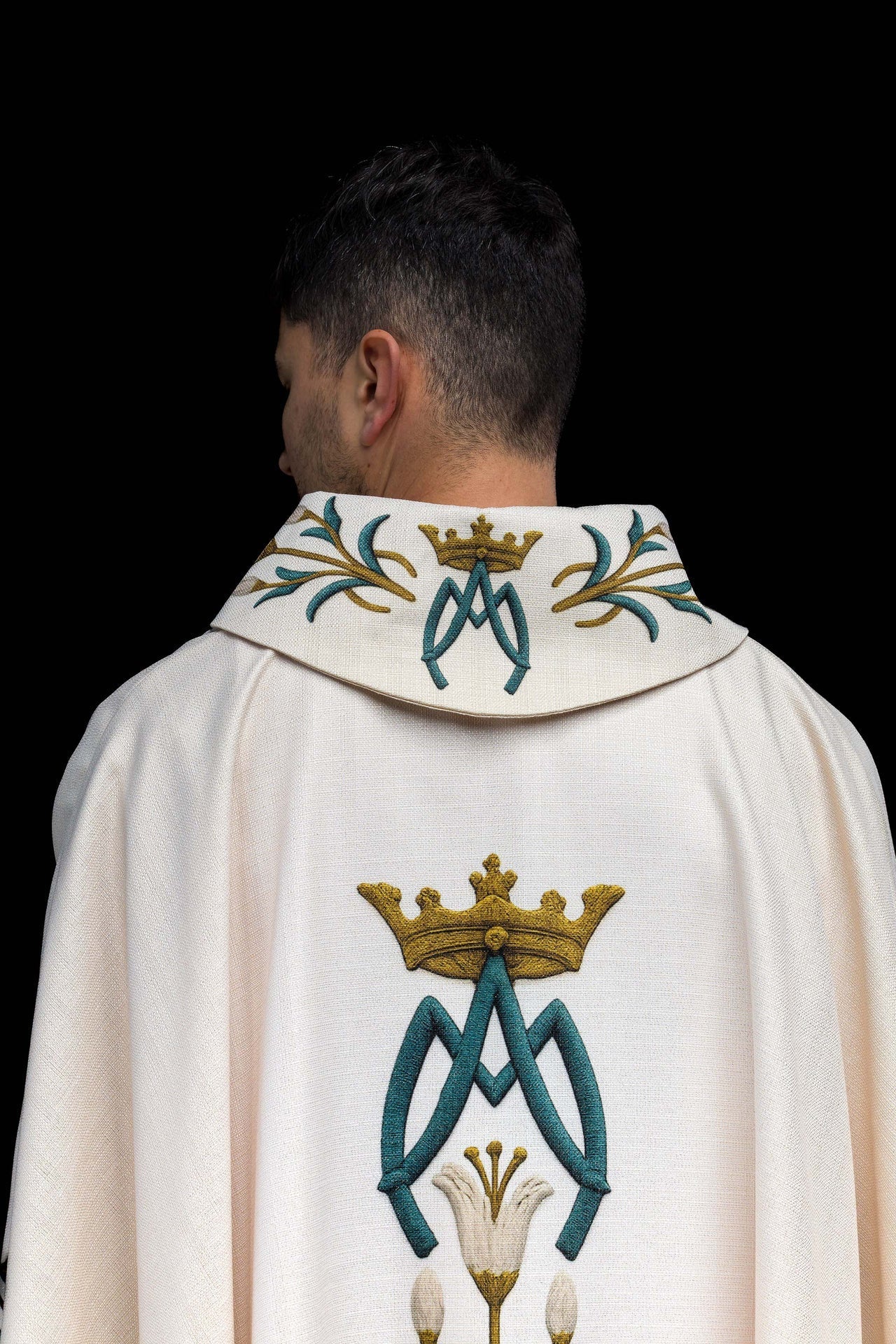 Ornat Maryjny Kremowy Lilie Monogram AM - Druk Gotycki - SZATYLITURGICZNE.PL