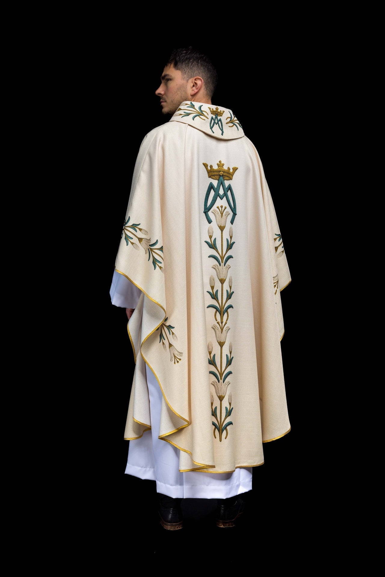 Ornat Maryjny Kremowy Lilie Monogram AM - Druk Gotycki - SZATYLITURGICZNE.PL