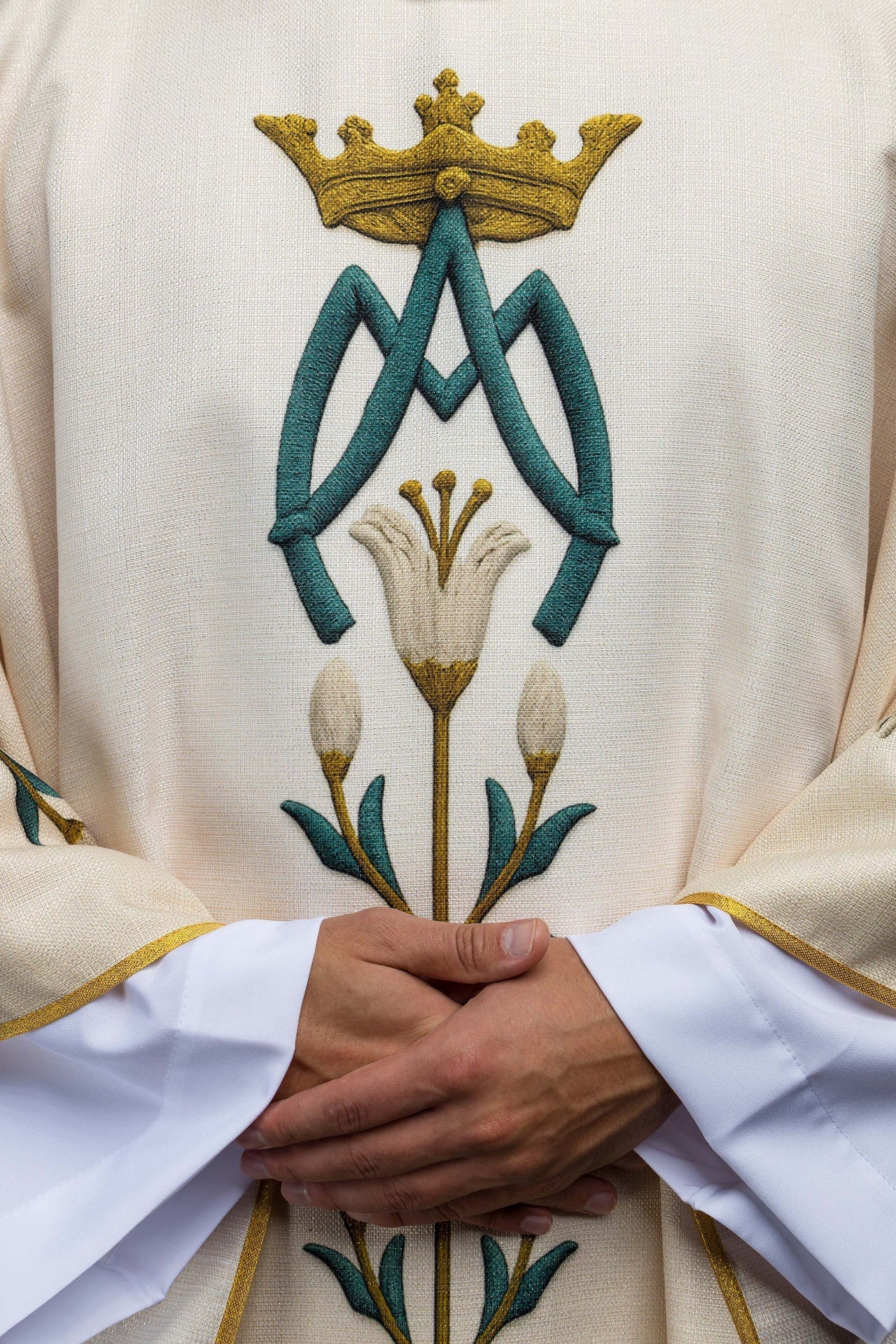 Ornat Maryjny Kremowy Lilie Monogram AM - Druk Gotycki - SZATYLITURGICZNE.PL