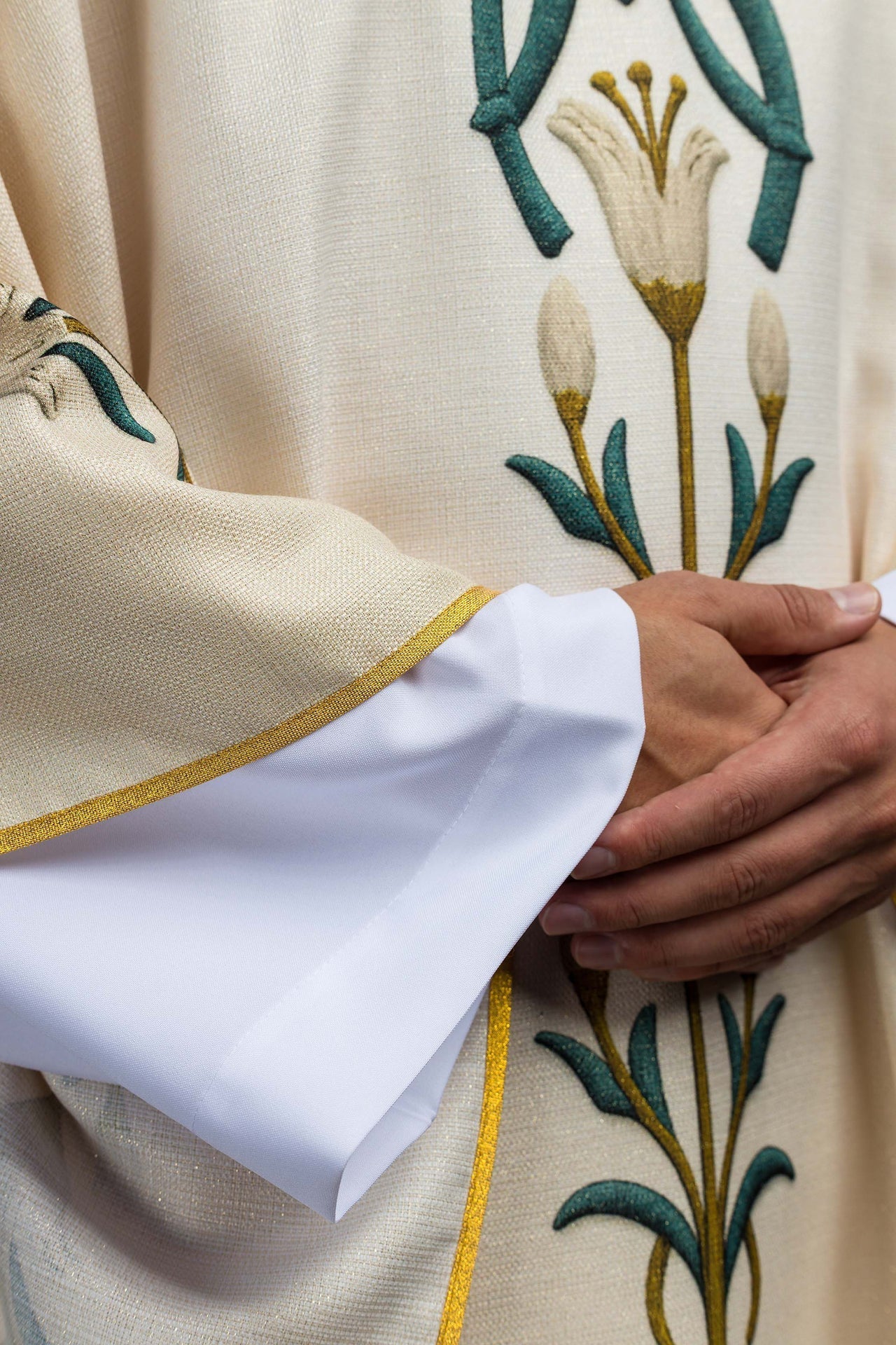 Ornat Maryjny Kremowy Lilie Monogram AM - Druk Gotycki - SZATYLITURGICZNE.PL