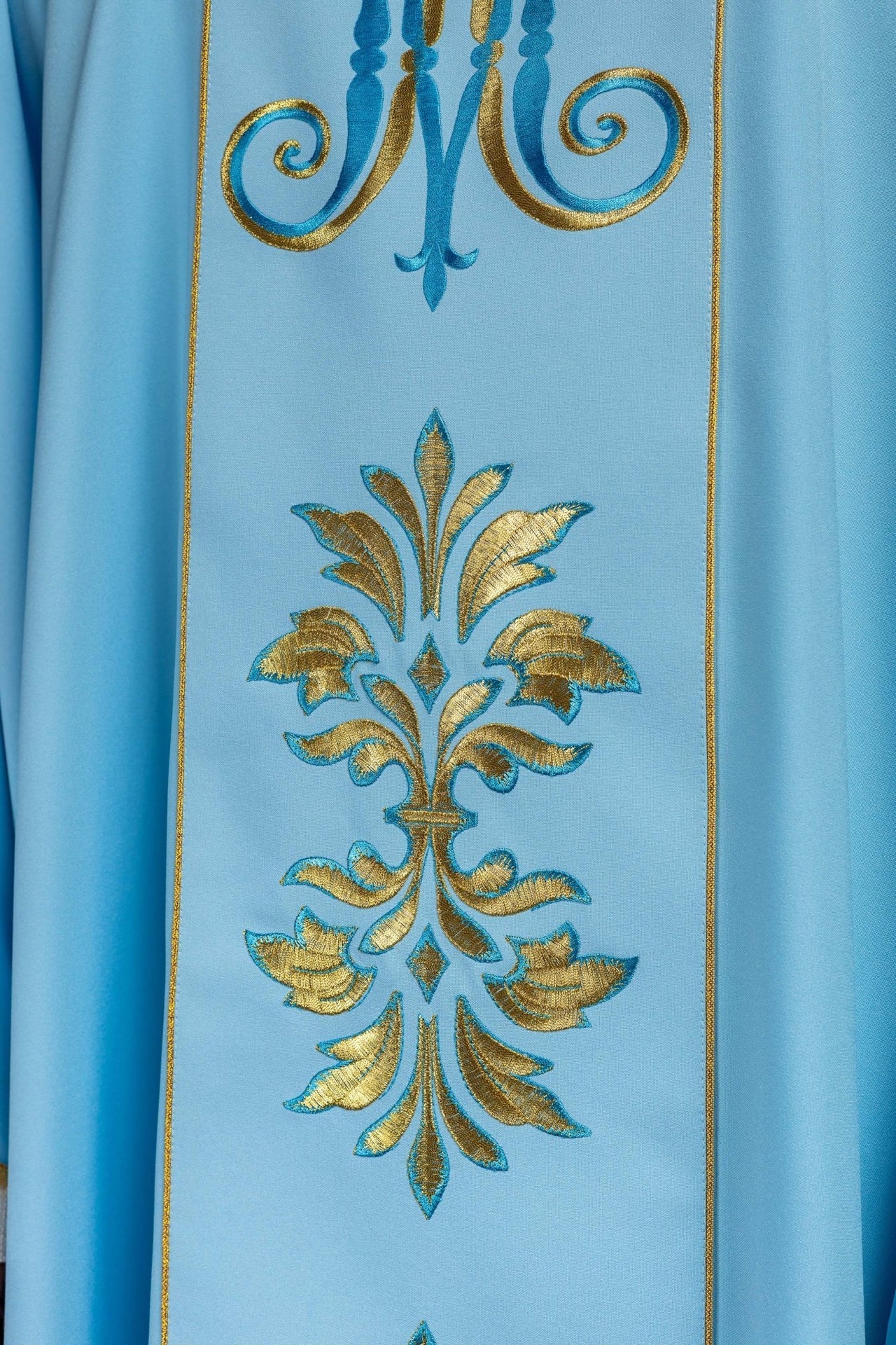Ornat Maryjny Niebieski Haftowany - Szaty Liturgiczne z Symbolem Maryjnym - SZATYLITURGICZNE.PL