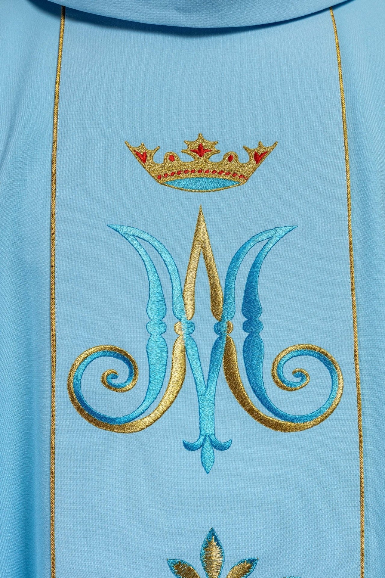 Ornat Maryjny Niebieski Haftowany - Szaty Liturgiczne z Symbolem Maryjnym - SZATYLITURGICZNE.PL
