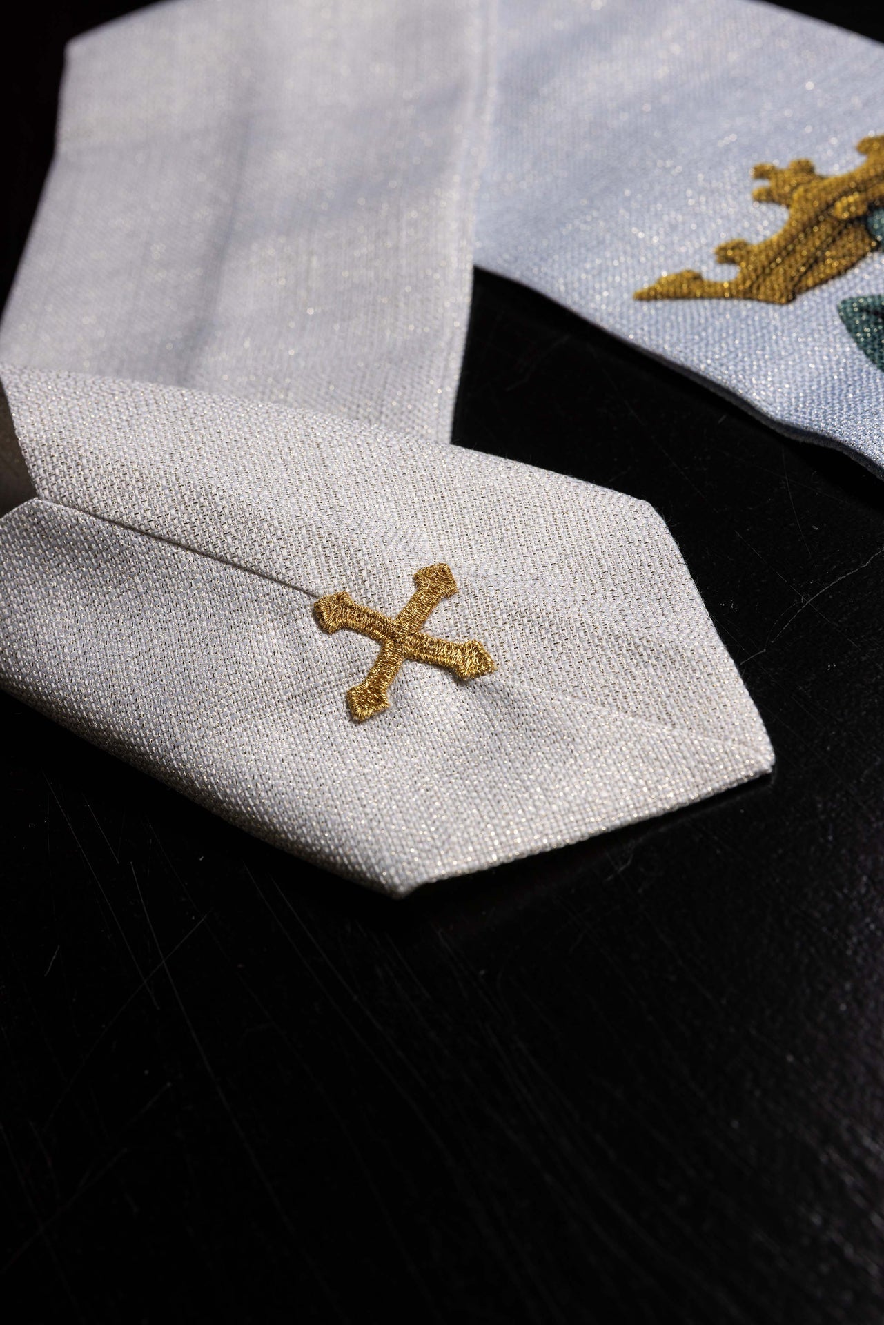 Ornat Maryjny Niebiesko - Ecru Lilie i Monogram - Druk Wysokiej Jakości - SZATYLITURGICZNE.PL