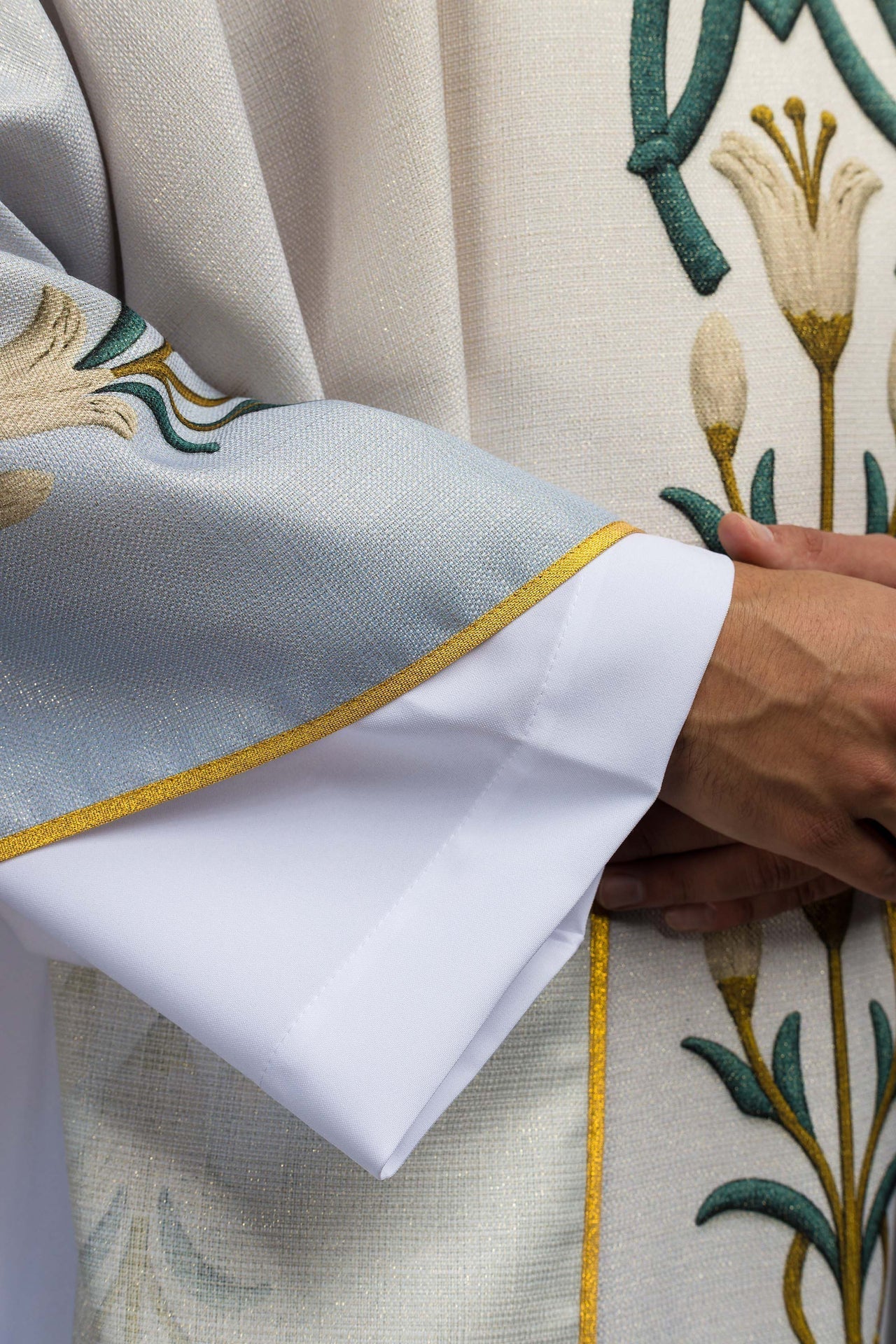 Ornat Maryjny Niebiesko - Ecru Lilie i Monogram - Druk Wysokiej Jakości - SZATYLITURGICZNE.PL