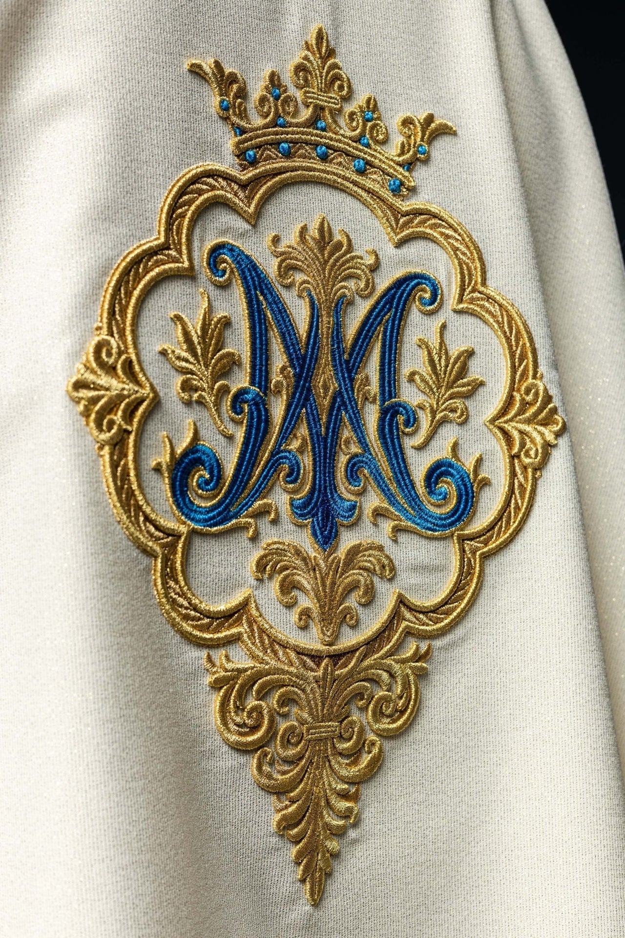 Ornat Maryjny z Haftem Herbu i Złotą Koroną - Elegancki Strój Liturgiczny - SZATYLITURGICZNE.PL