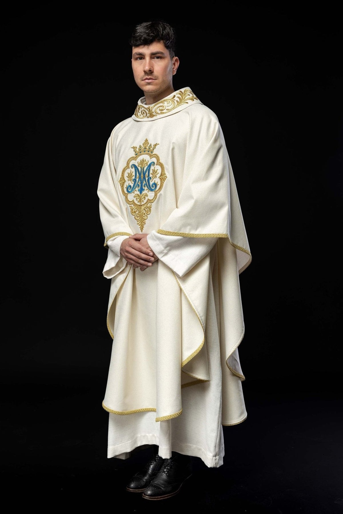 Ornat Maryjny z Haftem Herbu i Złotą Koroną - Elegancki Strój Liturgiczny - SZATYLITURGICZNE.PL