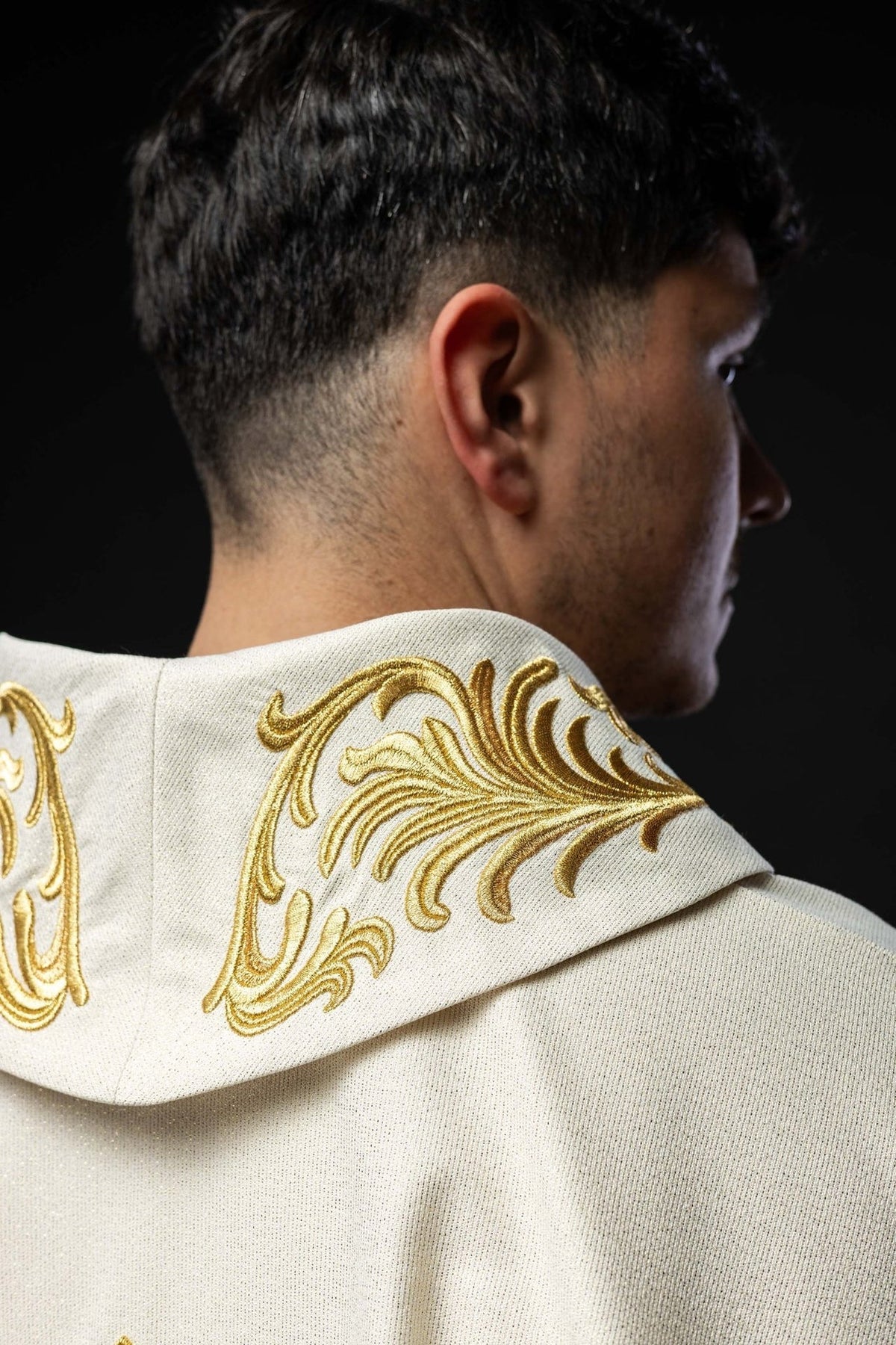 Ornat Maryjny z Haftem Herbu i Złotą Koroną - Elegancki Strój Liturgiczny - SZATYLITURGICZNE.PL