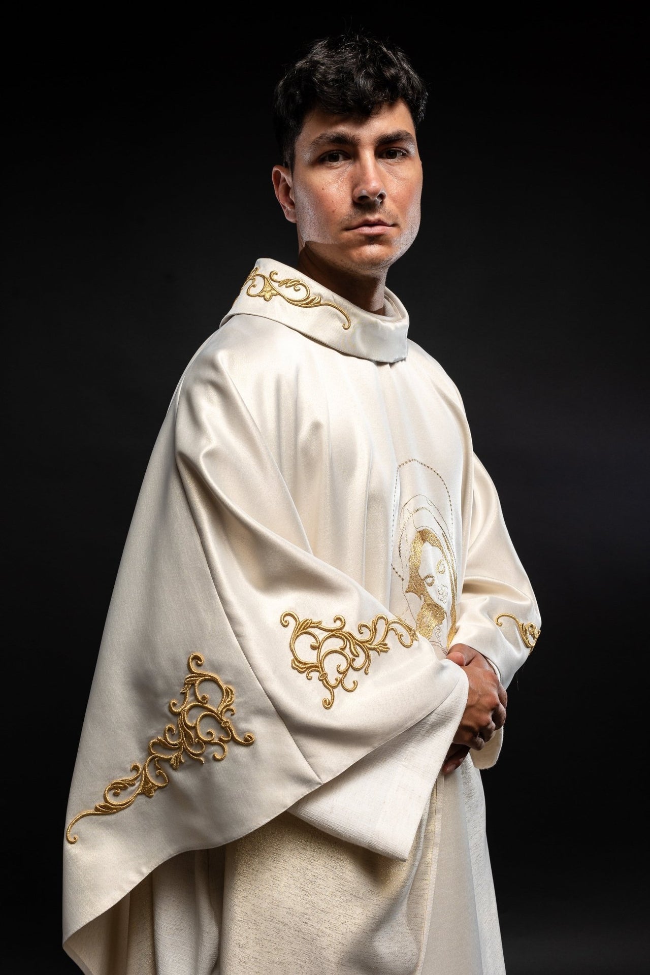 Ornat Maryjny z Haftem Matki Bożej Tulącej - Elegancki i Uroczysty - SZATYLITURGICZNE.PL