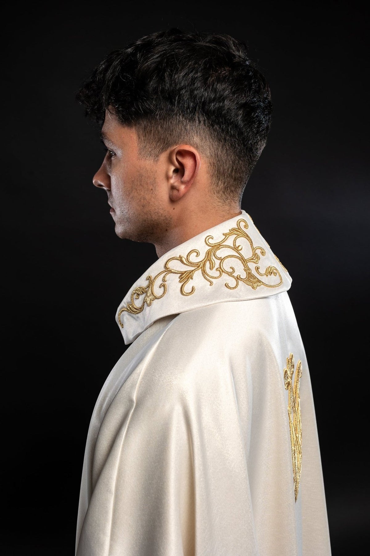 Ornat Maryjny z Haftem Matki Bożej Tulącej - Elegancki i Uroczysty - SZATYLITURGICZNE.PL