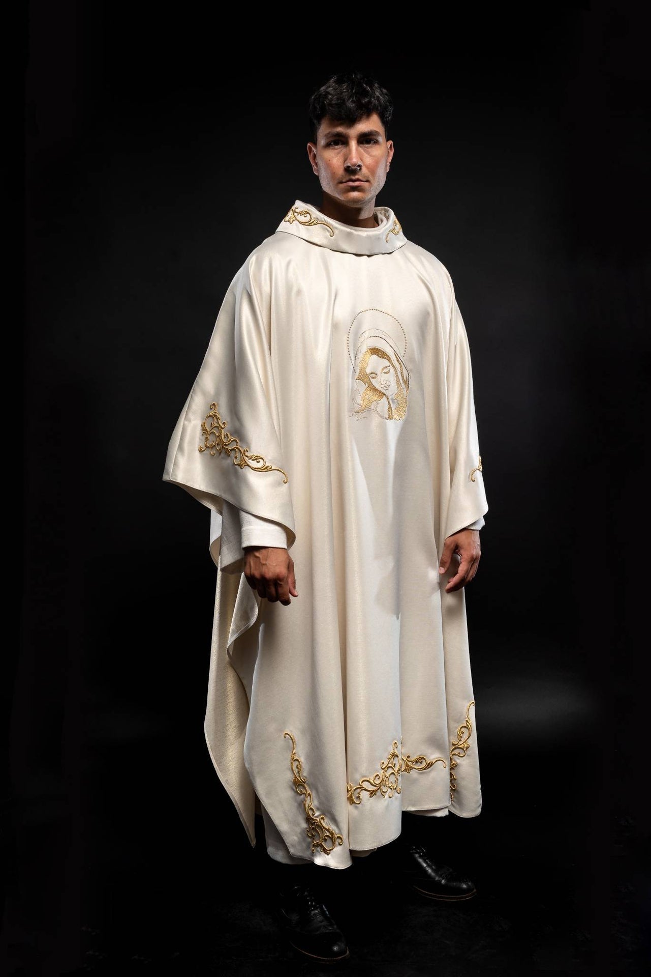 Ornat Maryjny z Haftem Matki Bożej Tulącej - Elegancki i Uroczysty - SZATYLITURGICZNE.PL
