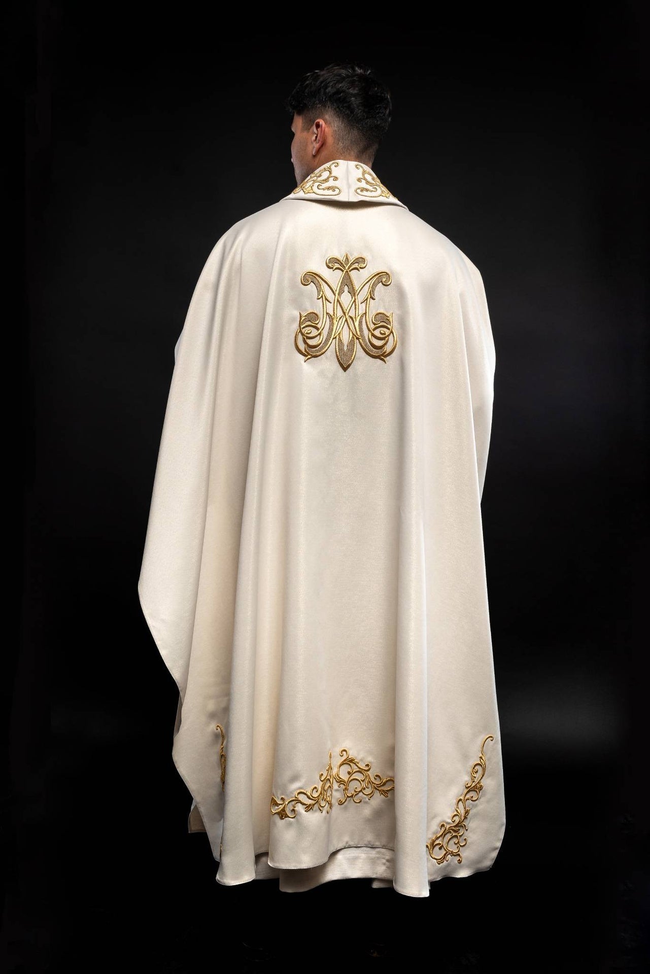 Ornat Maryjny z Haftem Matki Bożej Tulącej - Elegancki i Uroczysty - SZATYLITURGICZNE.PL