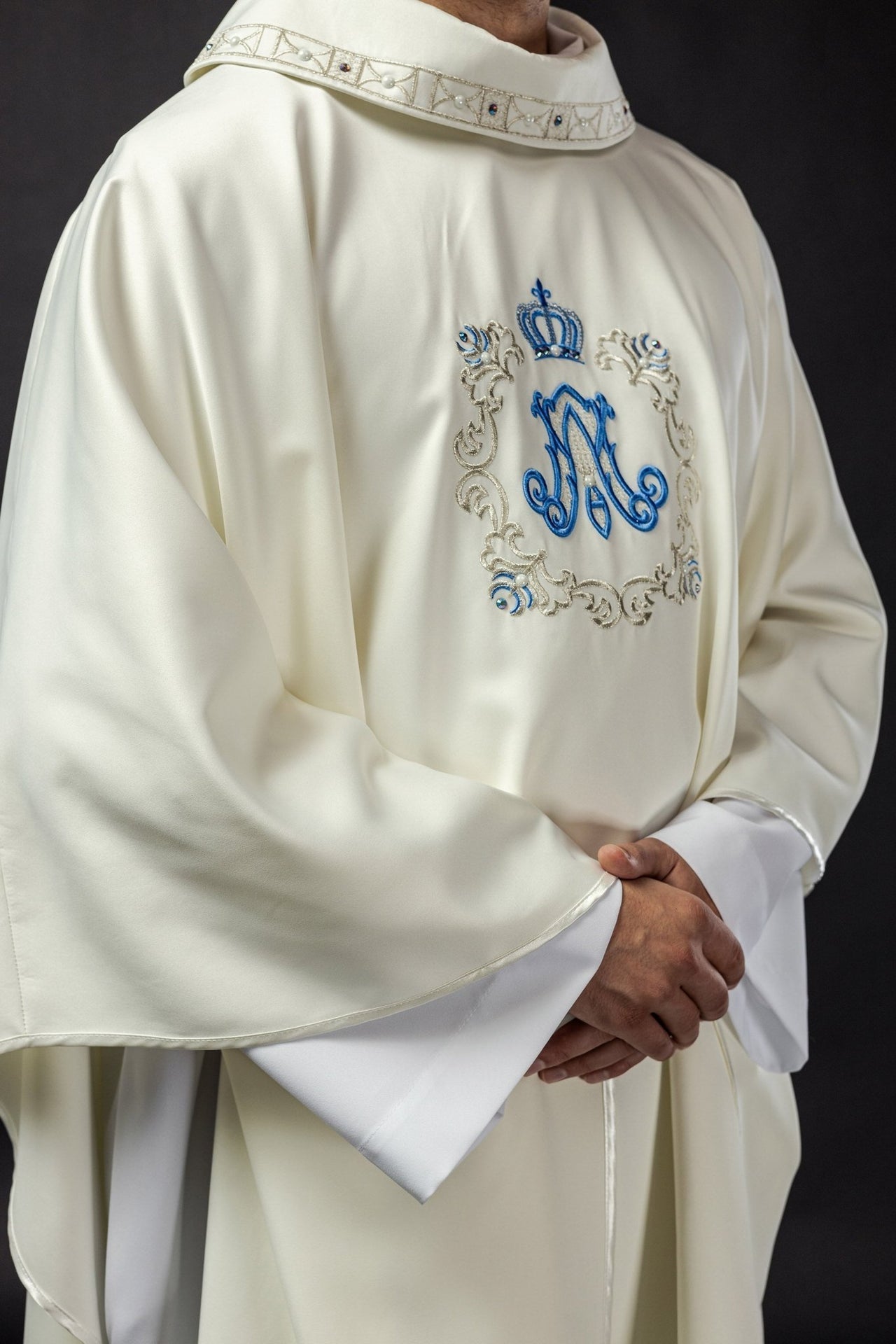Ornat Maryjny z Haftem, Perełkami i Złotą Lamówką - Włoska Tkanina - SZATYLITURGICZNE.PL