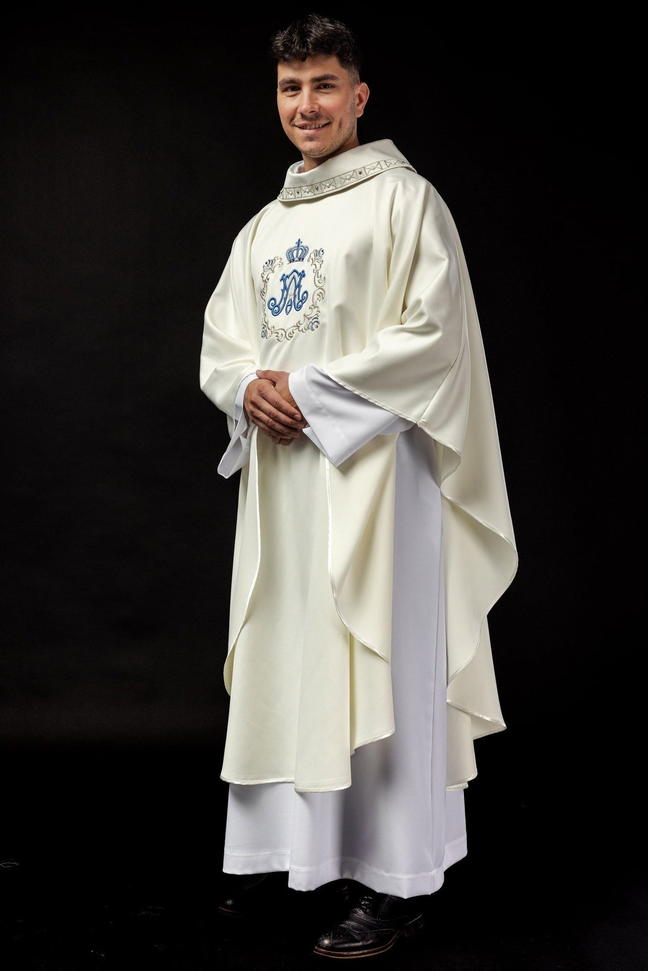 Ornat Maryjny z Haftem, Perełkami i Złotą Lamówką - Włoska Tkanina - SZATYLITURGICZNE.PL