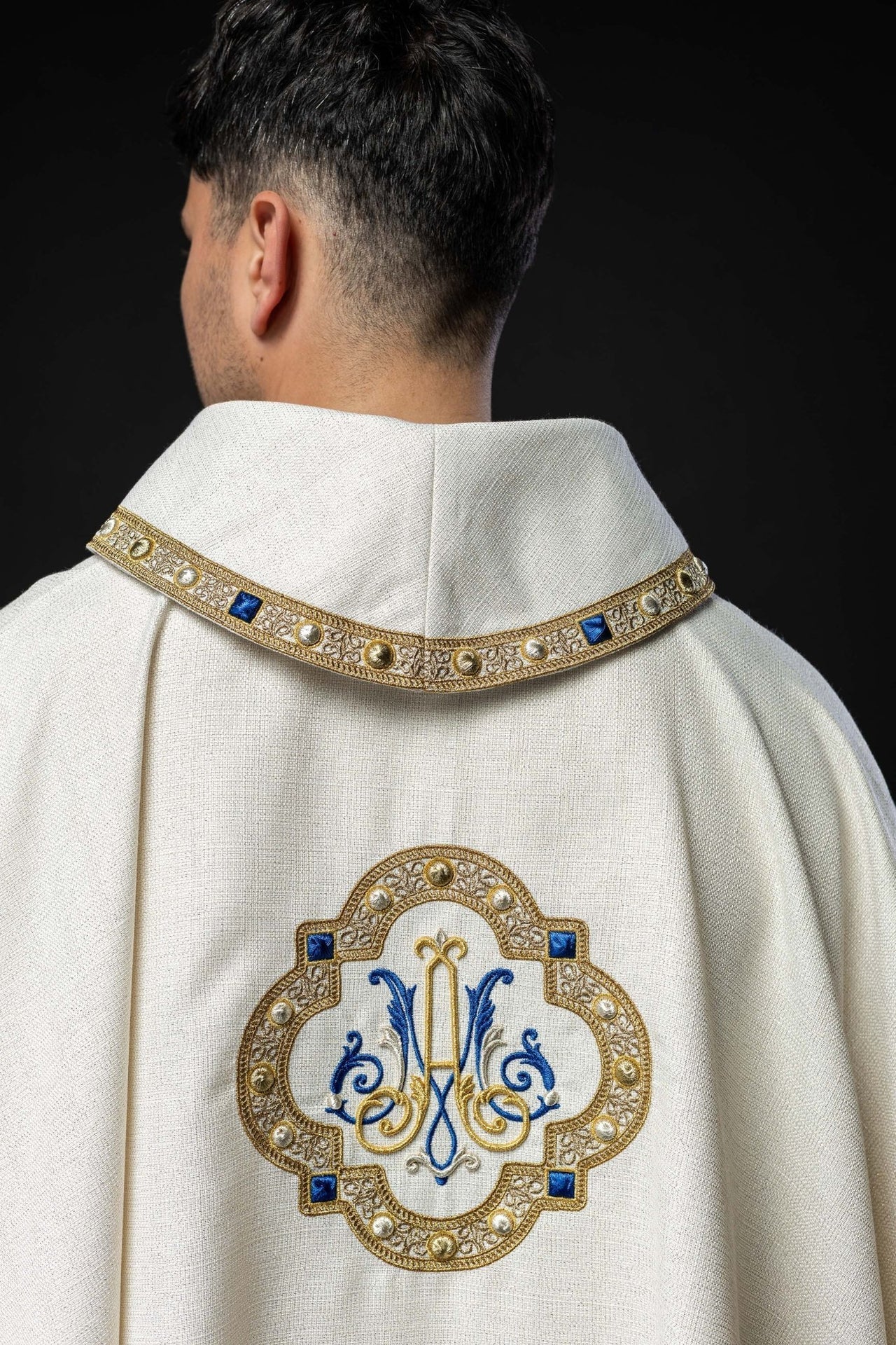 Ornat Maryjny z Haftowanym Herbem i Złotą Koroną - SZATYLITURGICZNE.PL